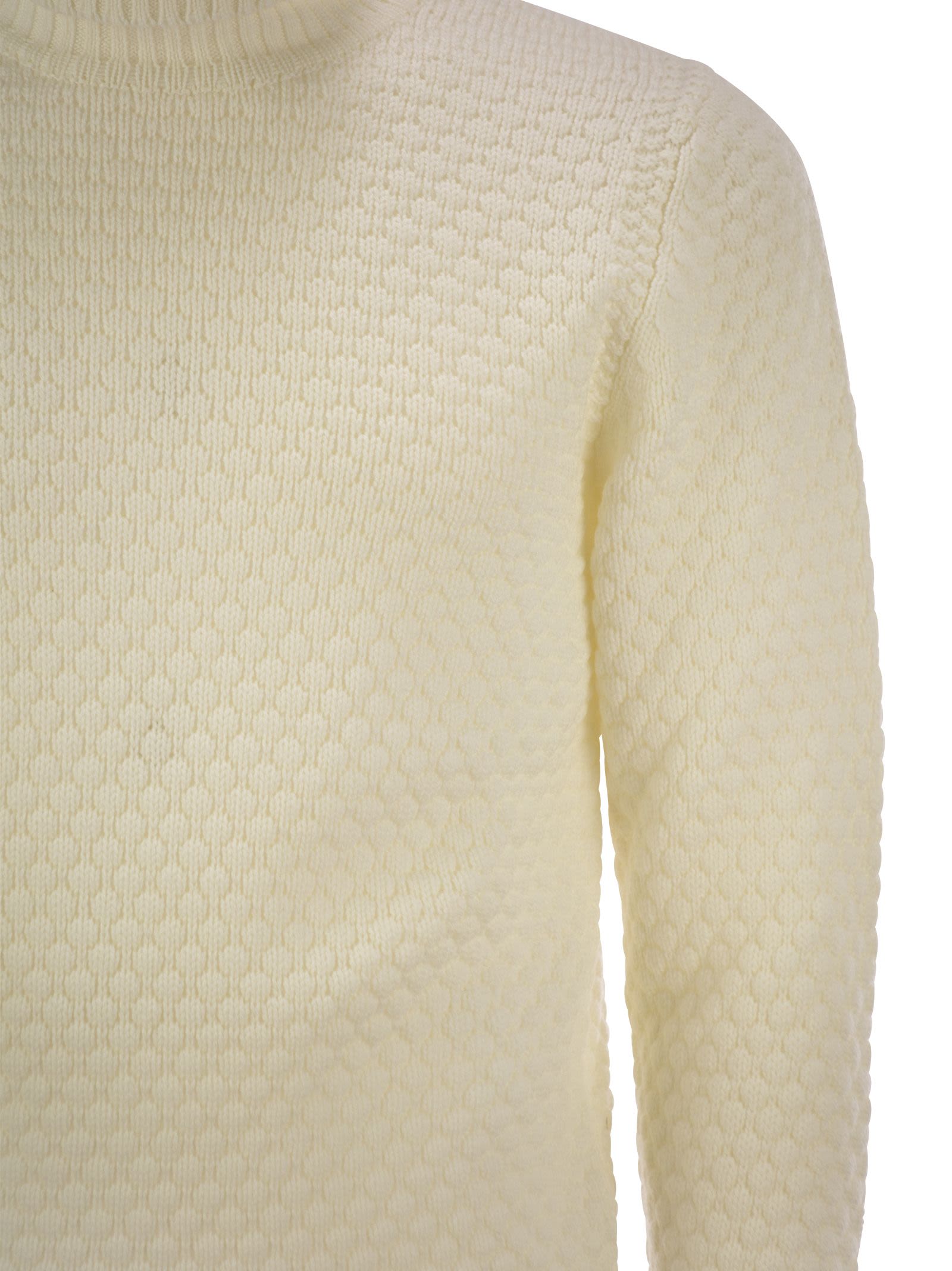 Rakkì Honeycomb Stitch Turtleneck - White In Cream