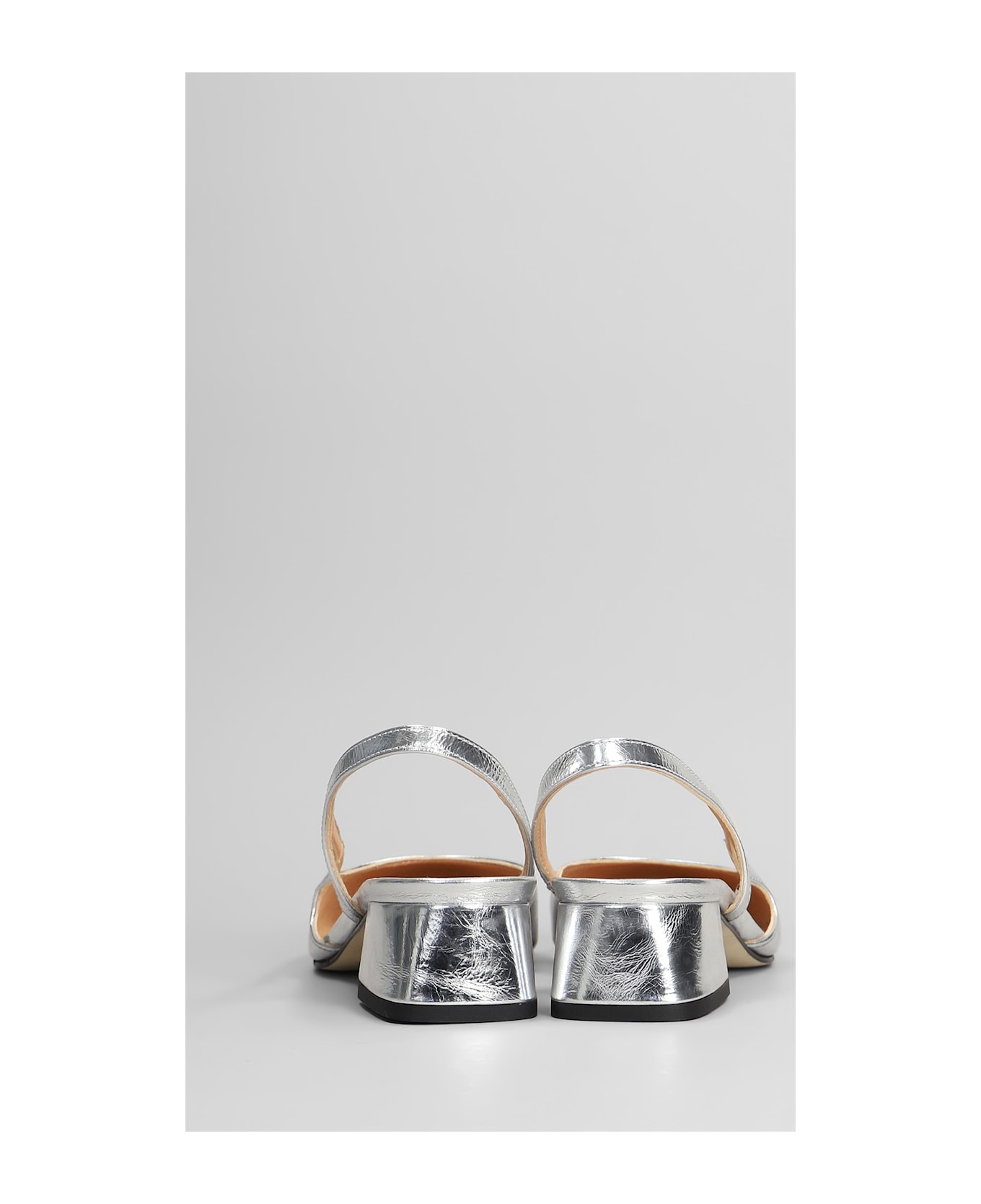 Julie Dee Pumps In Silver Leather - silver