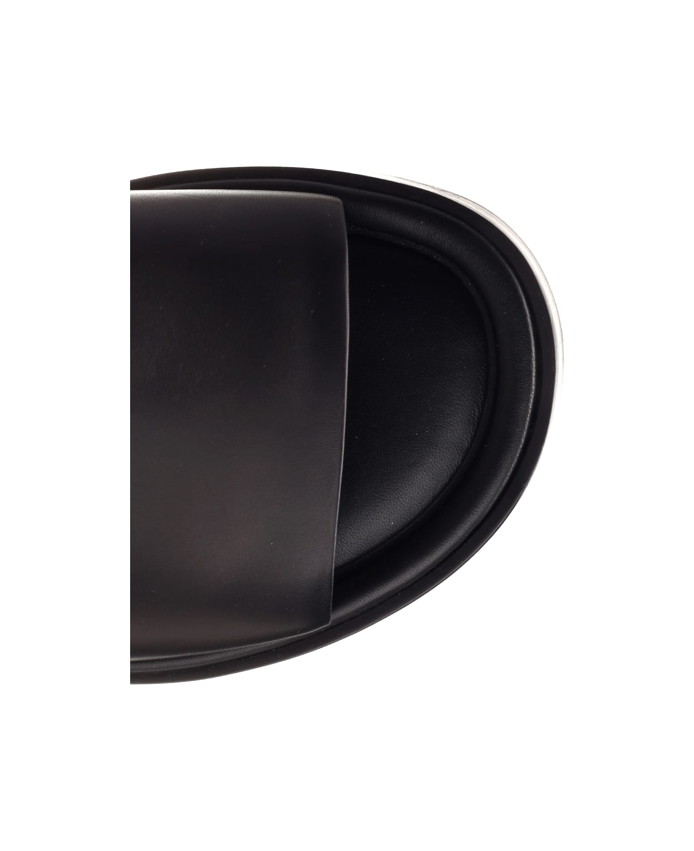 Ferragamo Flat Sandal In Black Leather - Black
