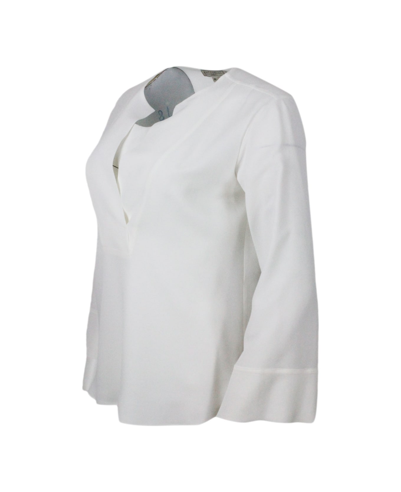 Antonelli Lightweight Shirt In Stretch Silk Crepes With V-neck. Fluid Fit - cream