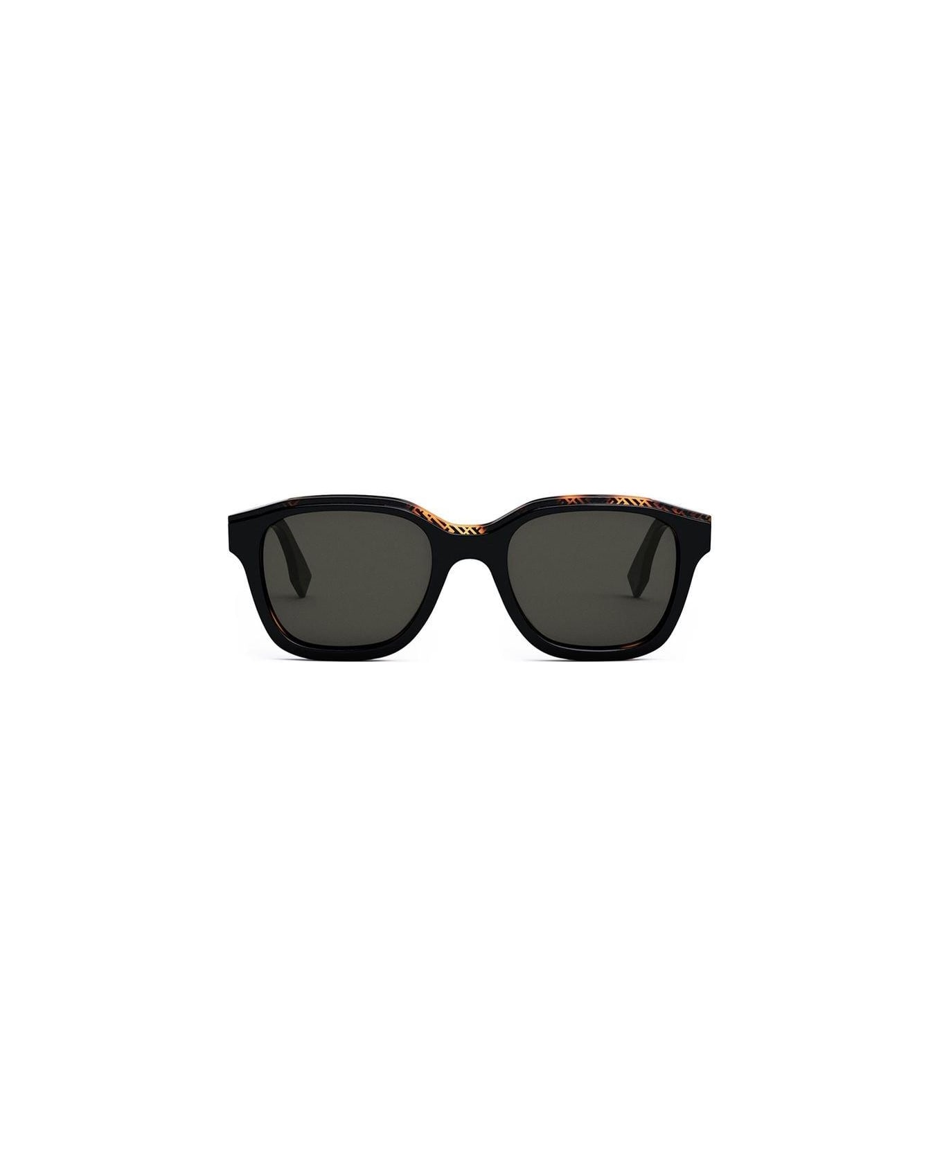 Fendi Eyewear Square Frame Sunglasses - 01a