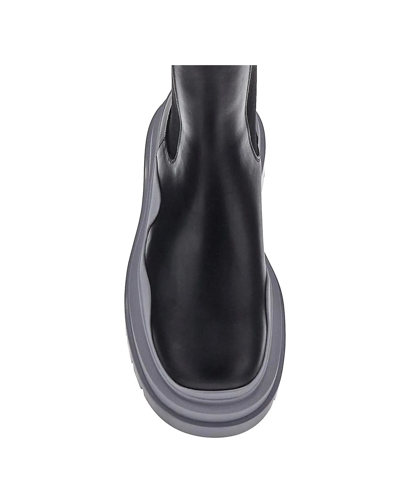 Bottega Veneta 'chelsea Tire' Black Boots With Grey Rubber Sole In Leather Woman - Black ブーツ