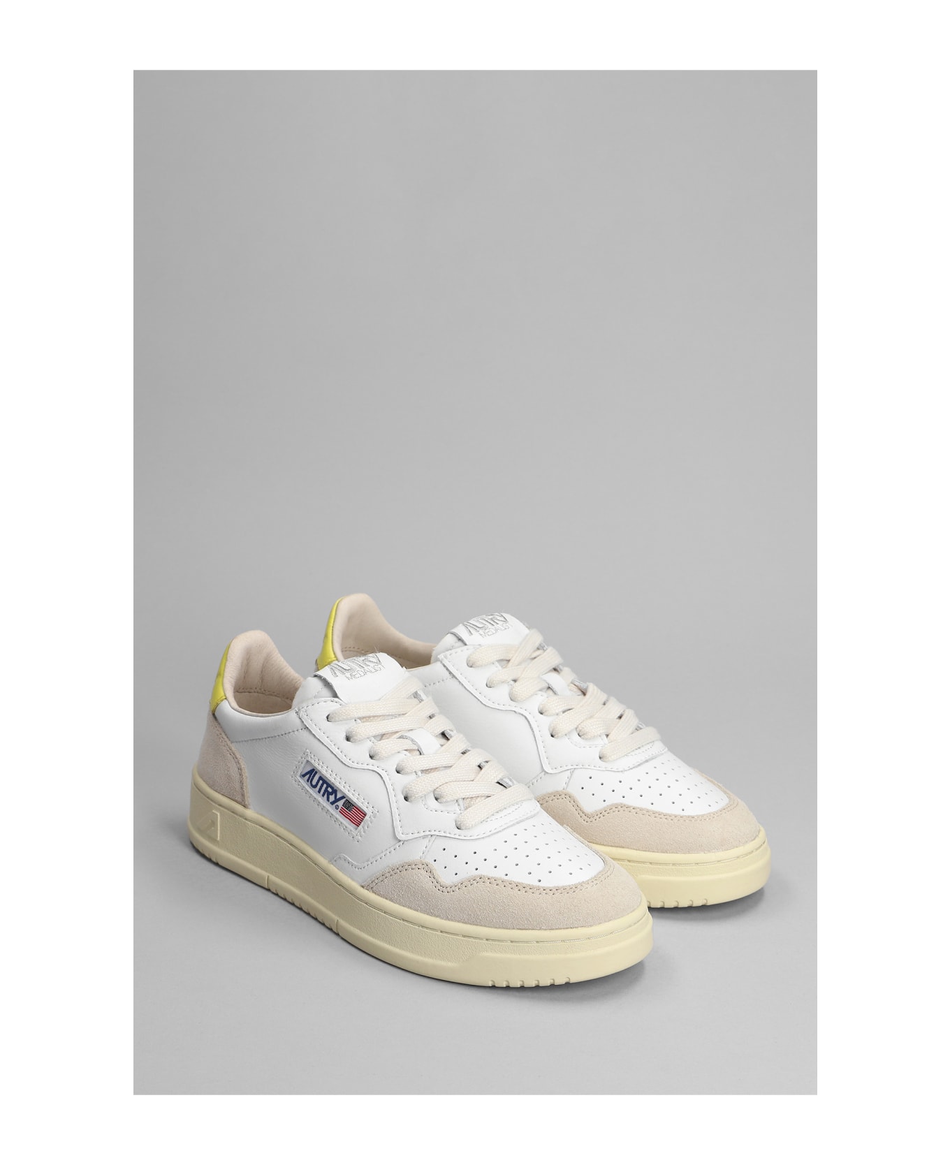 Autry 01 Sneakers In White Suede And Leather