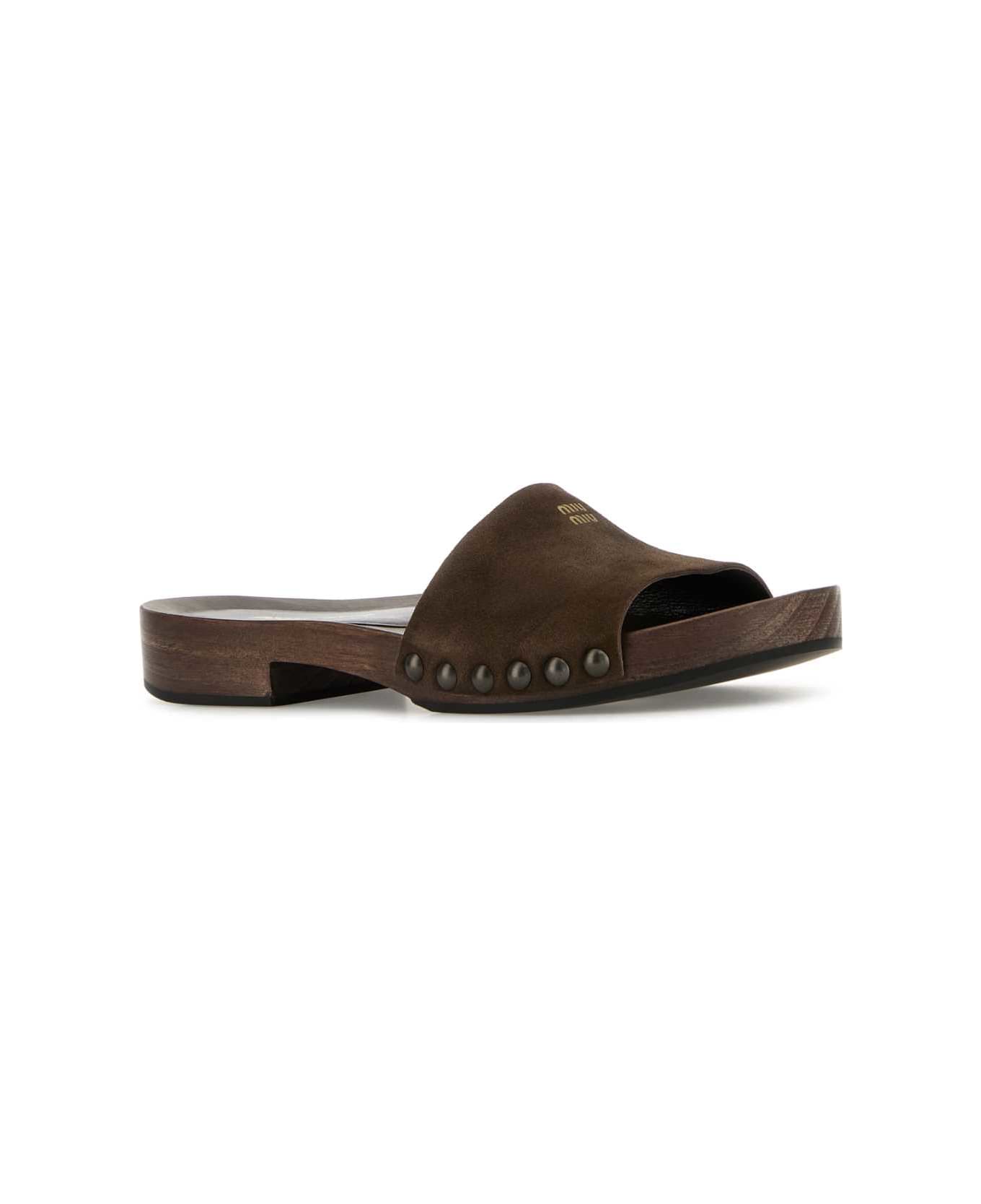 Miu Miu Brown Suede Clogs - MORO フラットシューズ