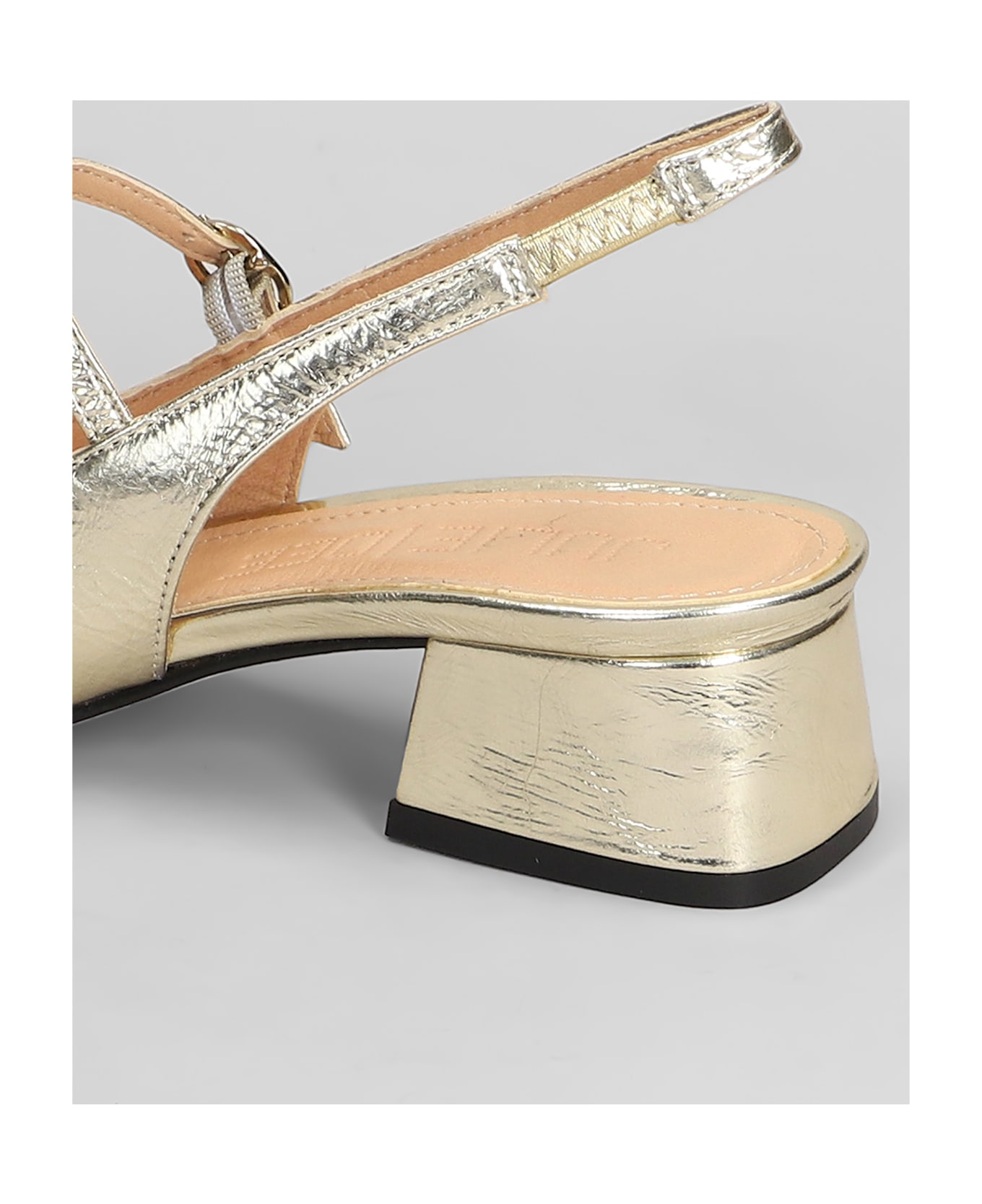 Julie Dee Pumps In Platinum Leather - platinum