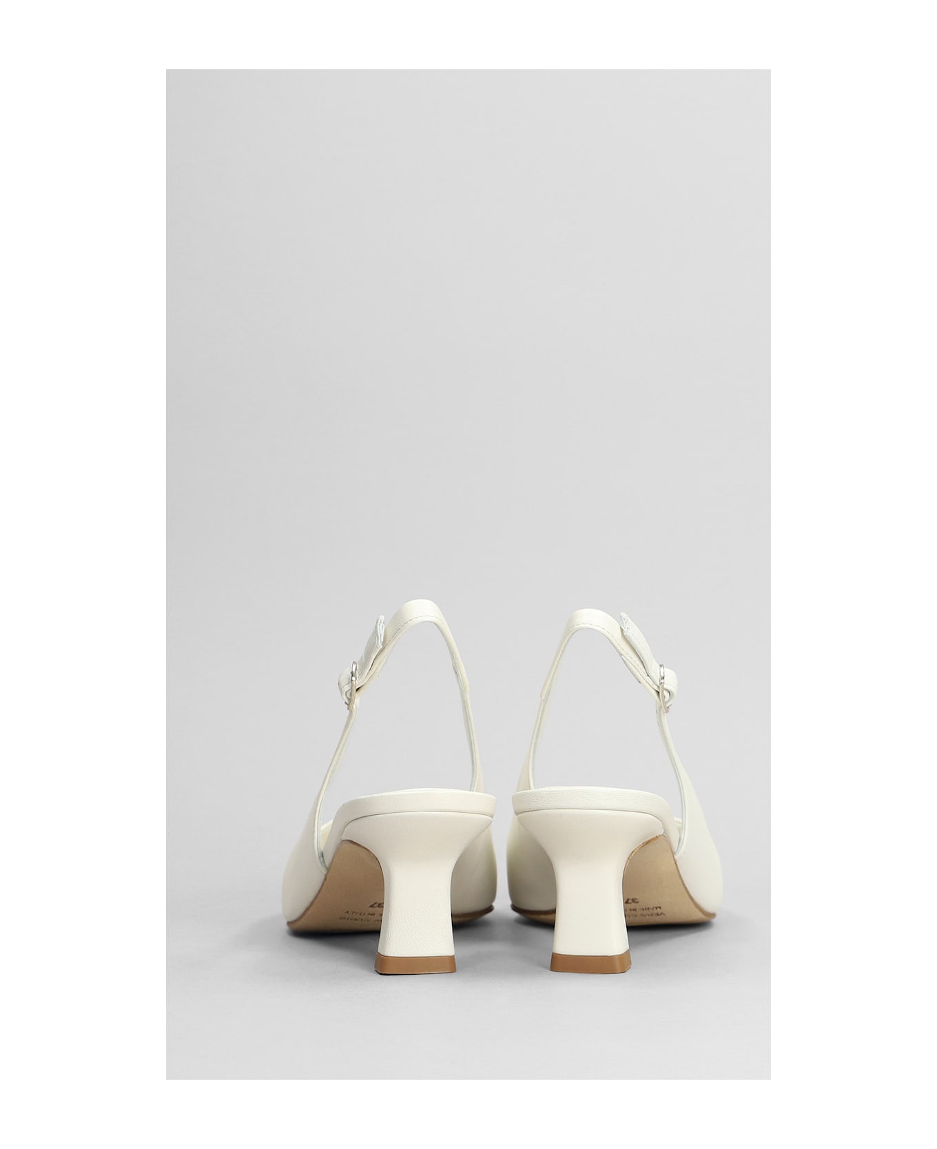 Julie Dee Pumps In White Leather - white