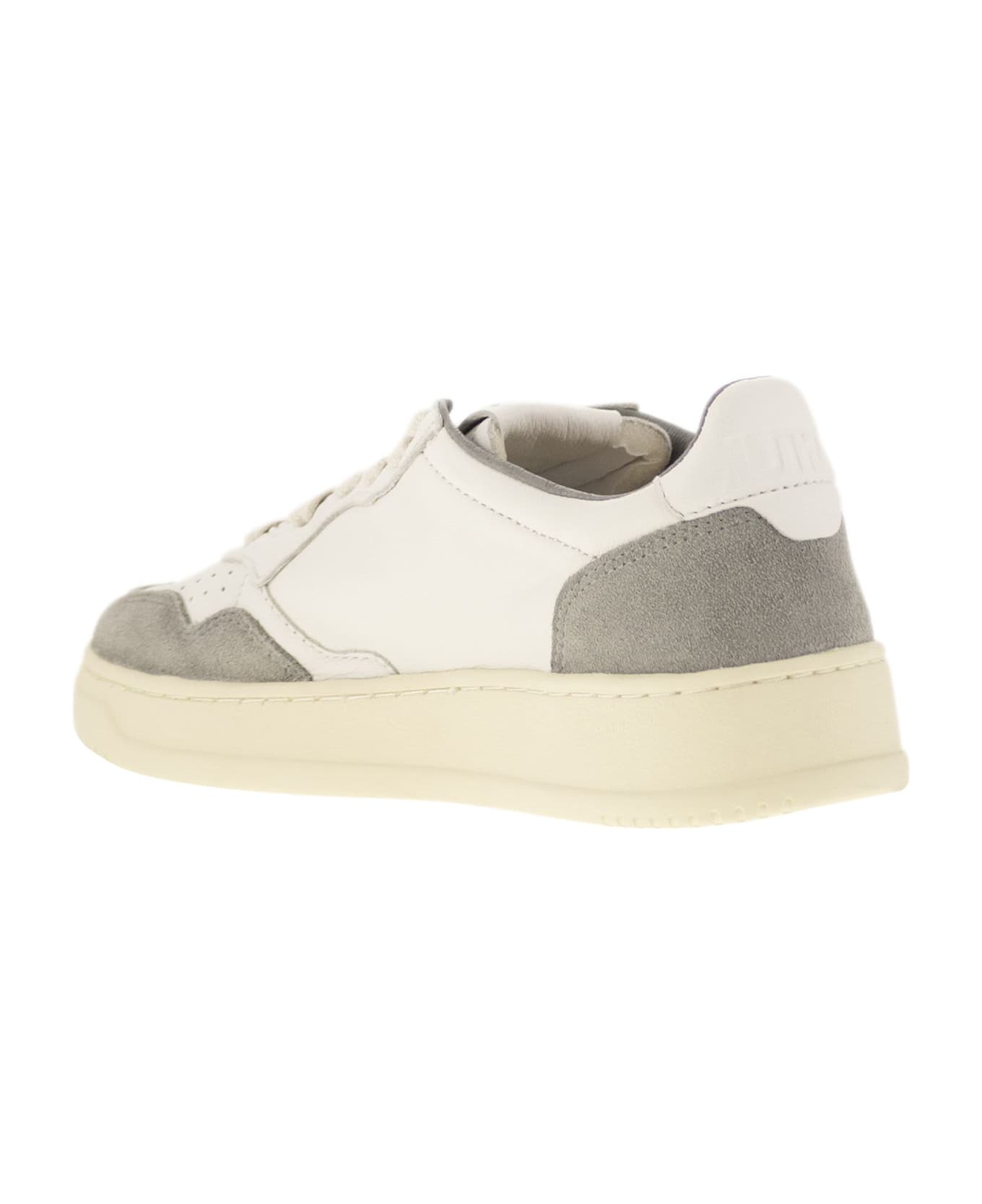 Autry Medalist Low - White Leather And Suede Sneakers In Powder - White/grey