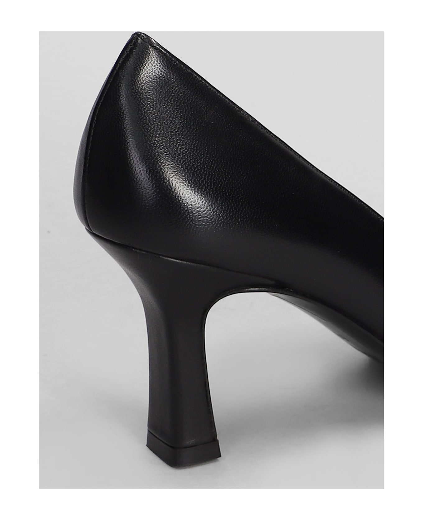 Julie Dee Pumps In Black Leather - black