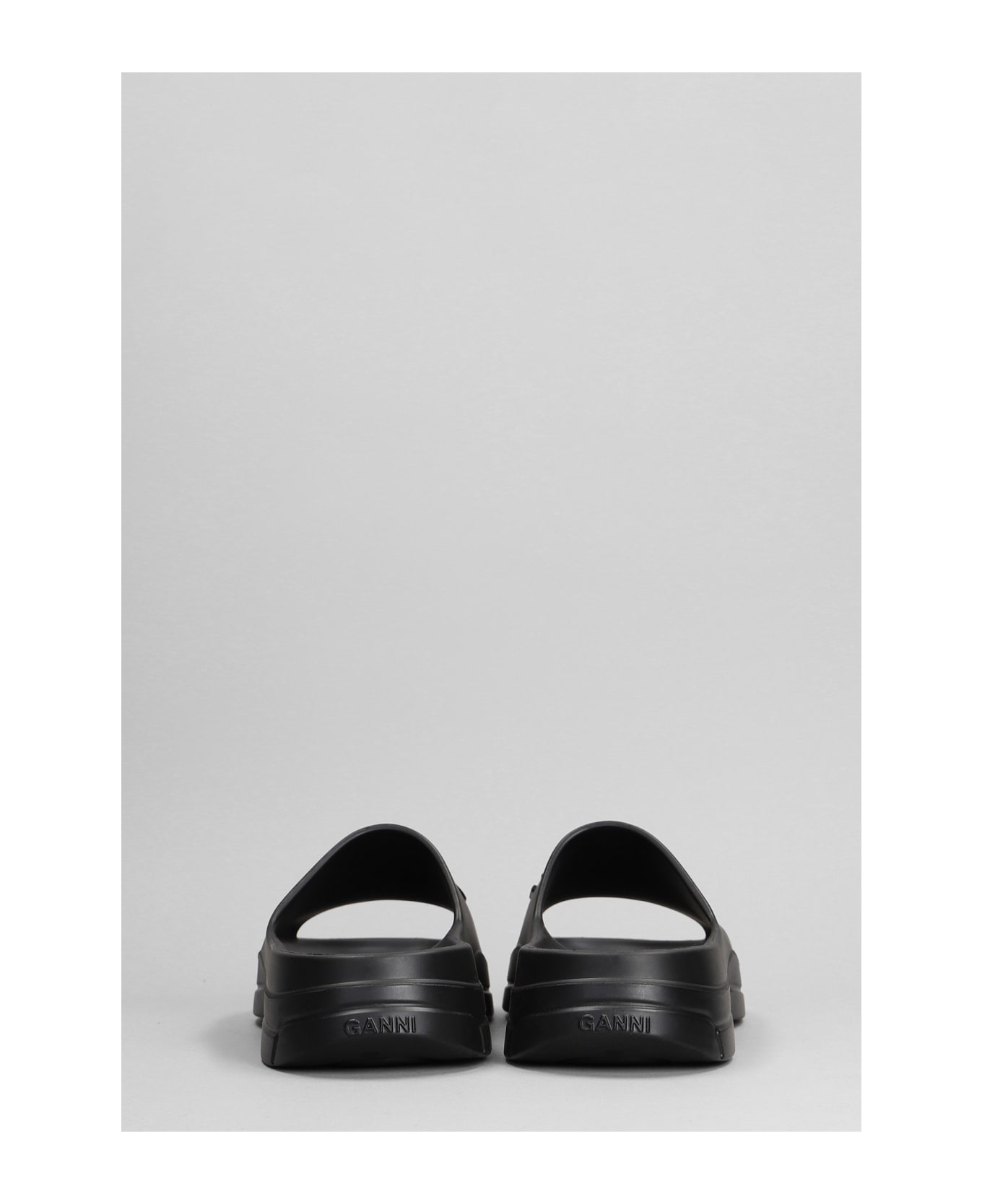 【送料&関税込】Ganni Black Rubber Slippers Ganni Black Rubber Slippers | italist