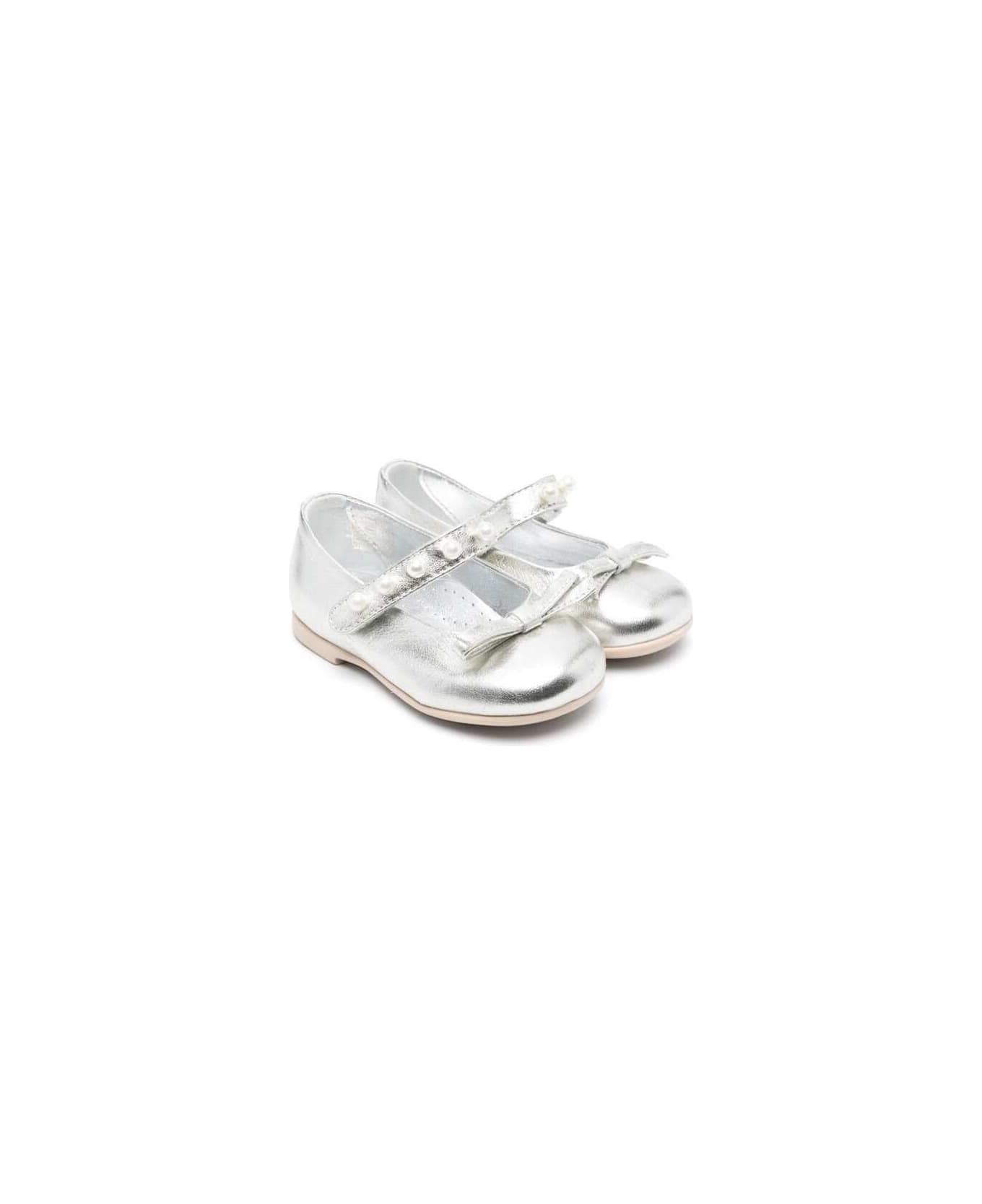 Monnalisa Silver Ballet Flats With Pearls And Bow Detail In Laminated Leather Girl - Metallic