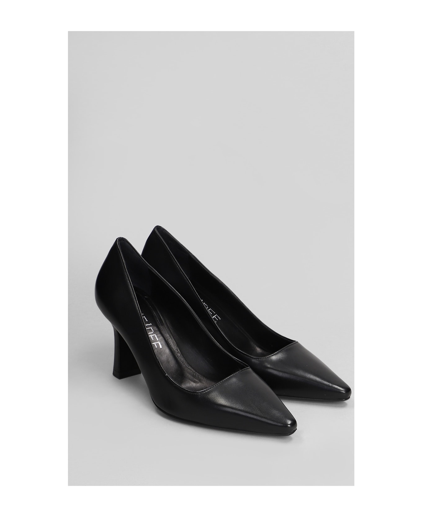 Julie Dee Pumps In Black Leather - black