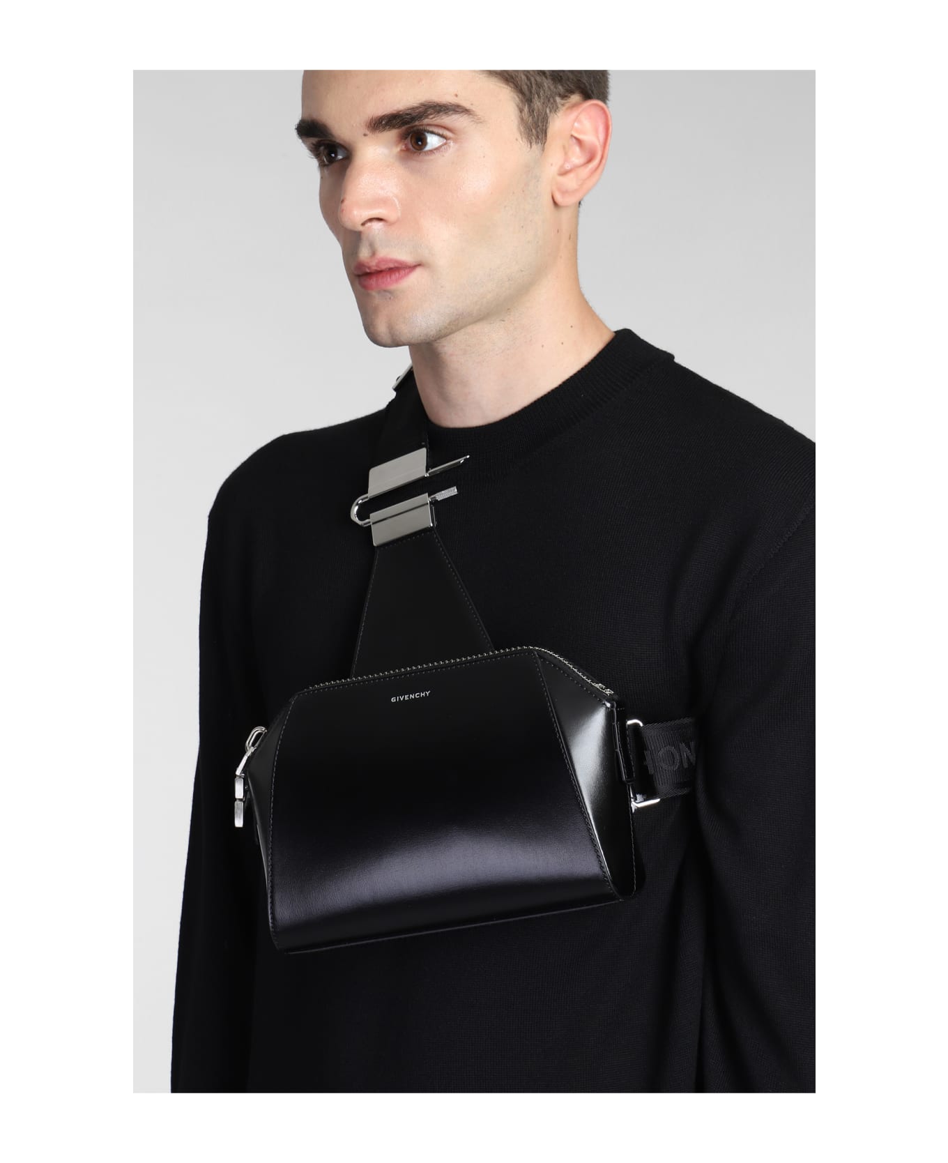 Givenchy Ant U Shoulder Bag In Black Leather - black ショルダーバッグ