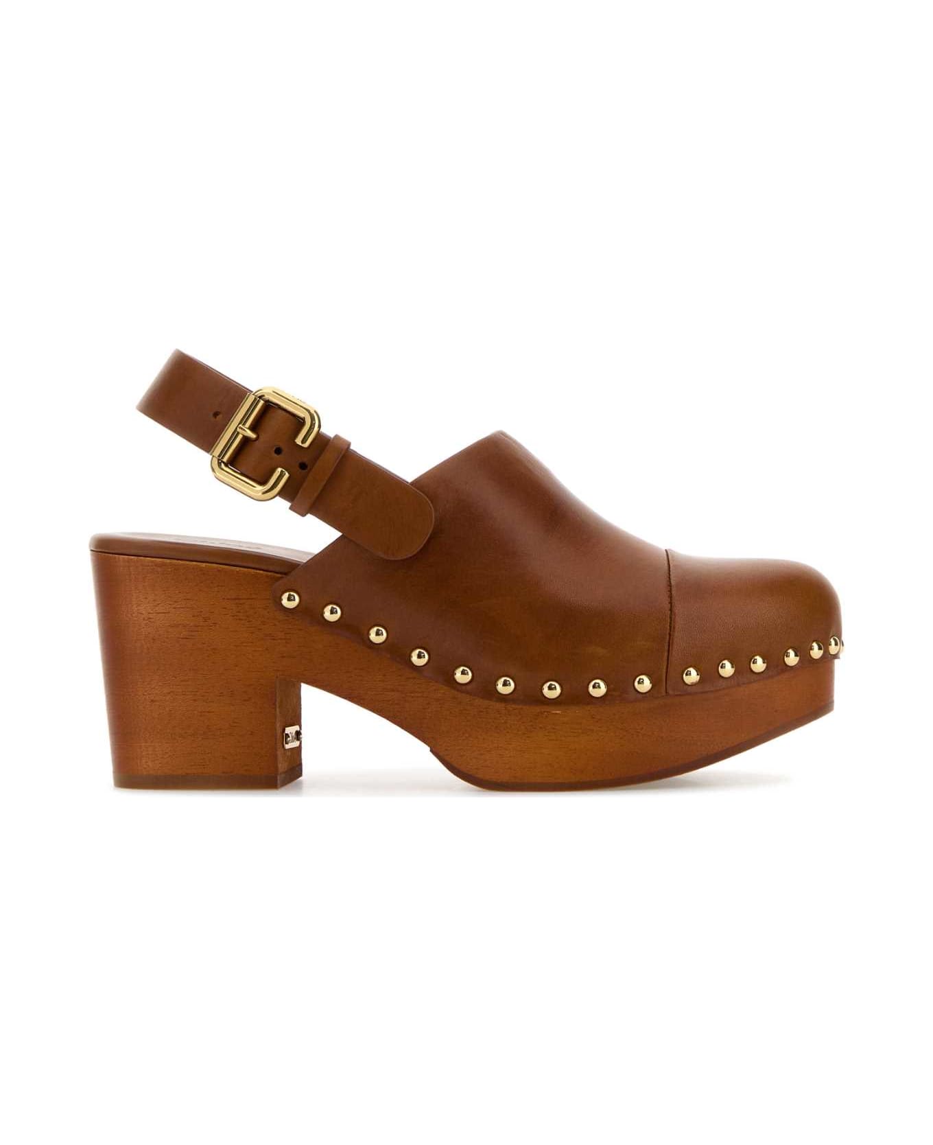 Chloé Caramel Leather Jeannette Clogs - BROWN