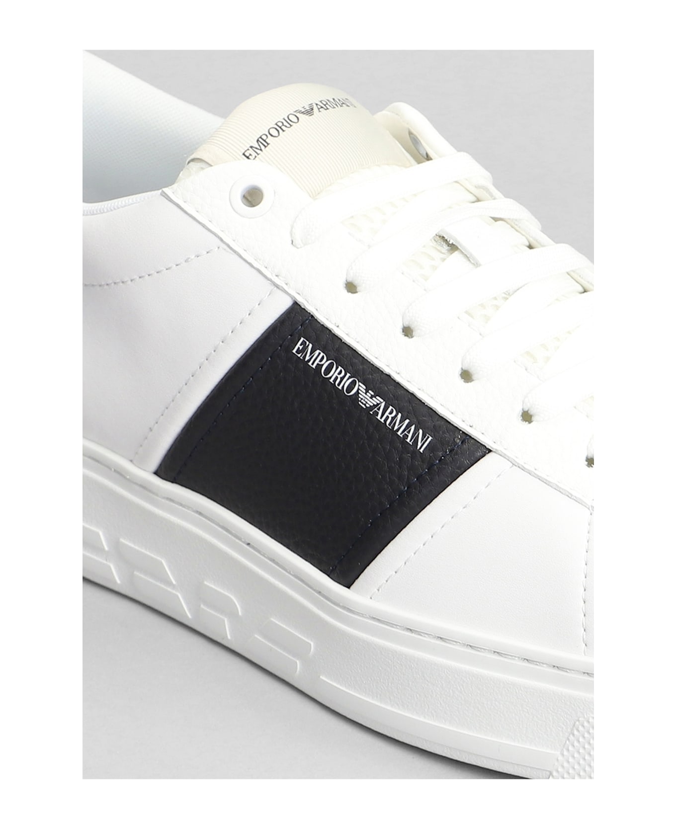 Emporio Armani Sneakers In White Leather - Bianco/blu scuro