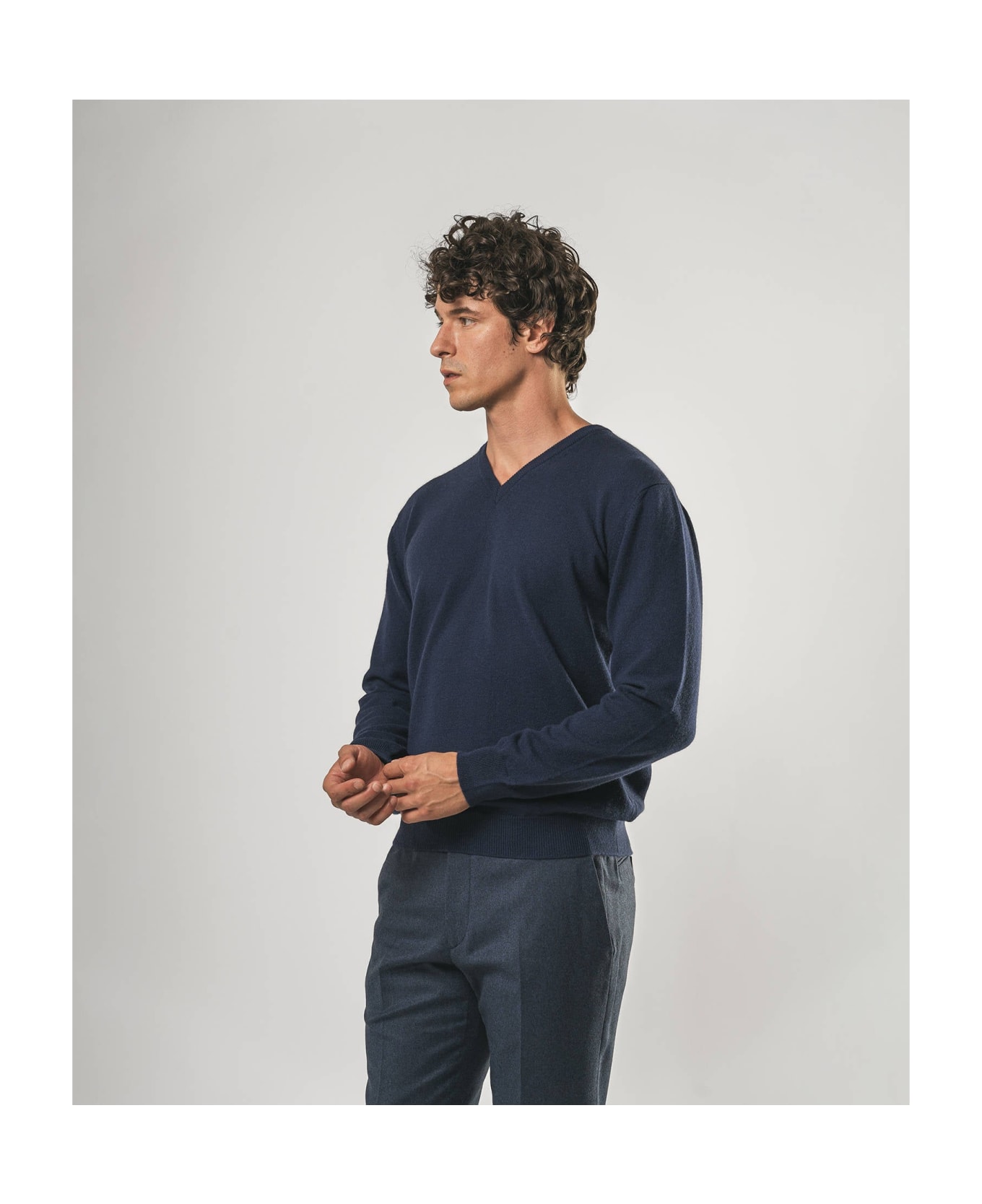 Larusmiani V-neck Sweater Bachelor Sweater - Navy