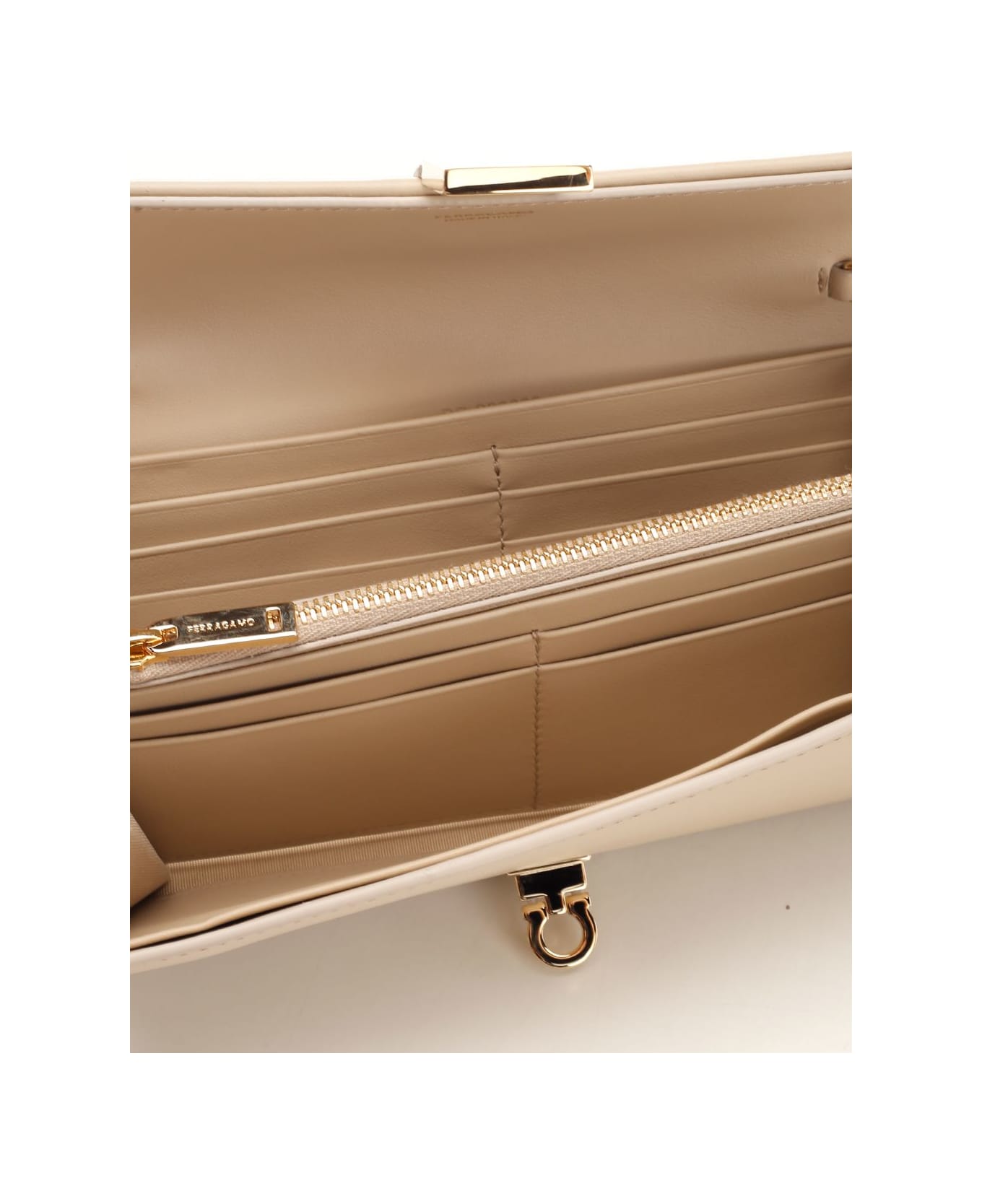 Ferragamo 
hug
 Wallet On Chain - Beige