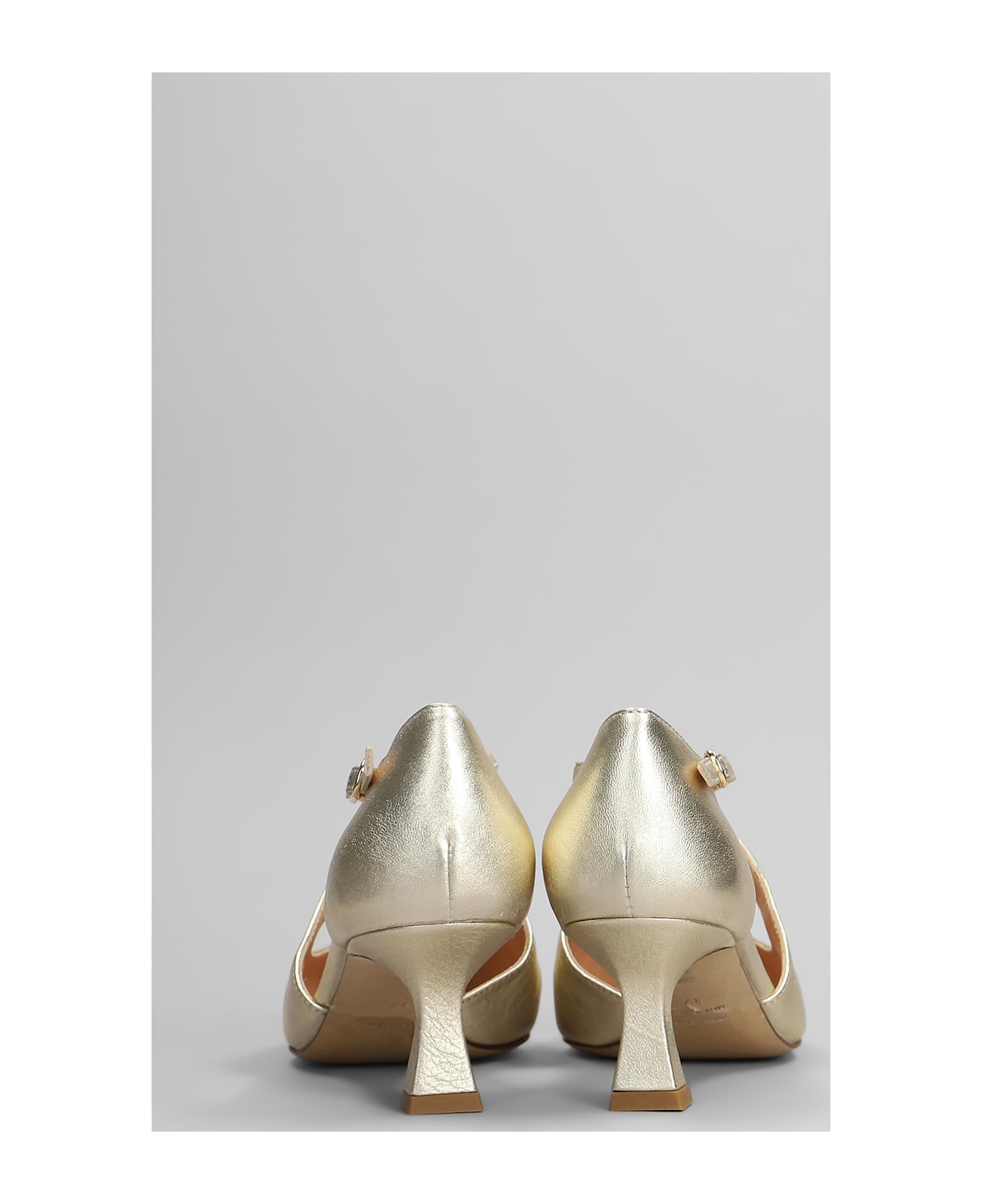 Julie Dee Pumps In Platinum Leather - platinum