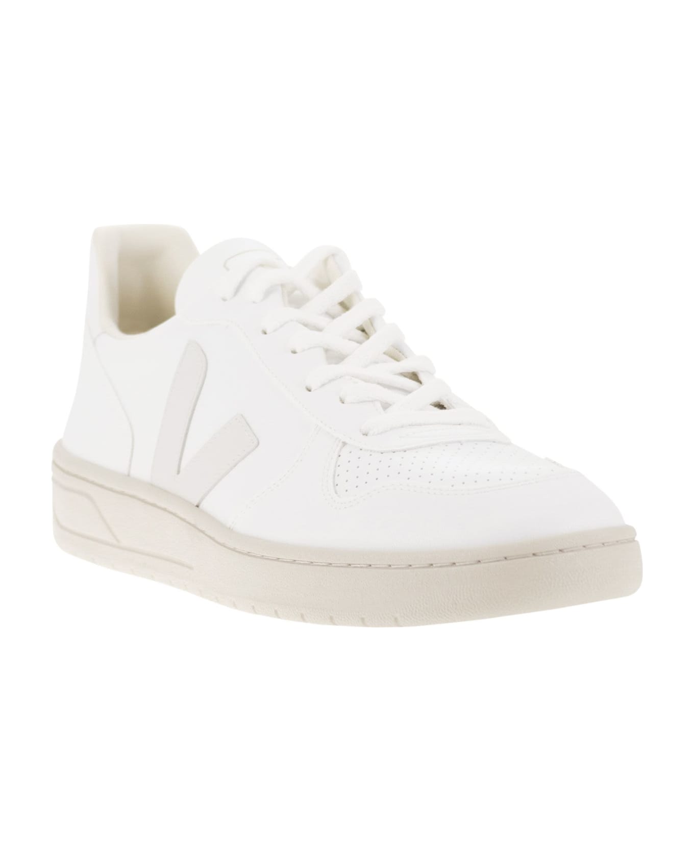 Veja Leather Trainers With Logo - White