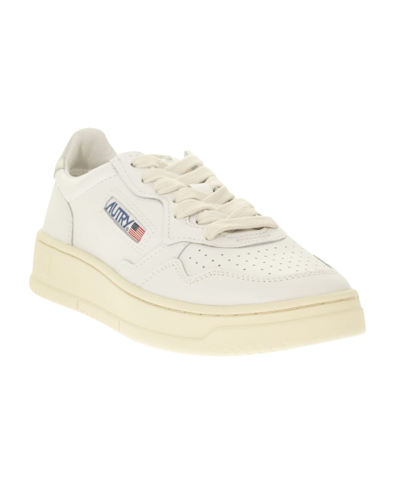 Autry Medalist Low Sneakers In White And Silver Leather - Bianco