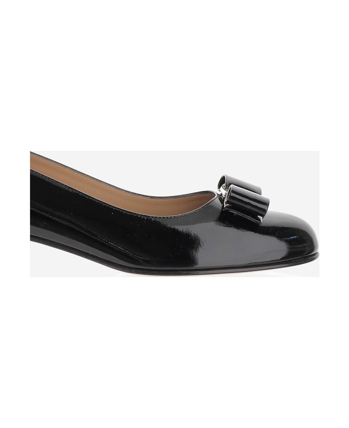 Ferragamo Glossy Leather Vara Décolleté - Black