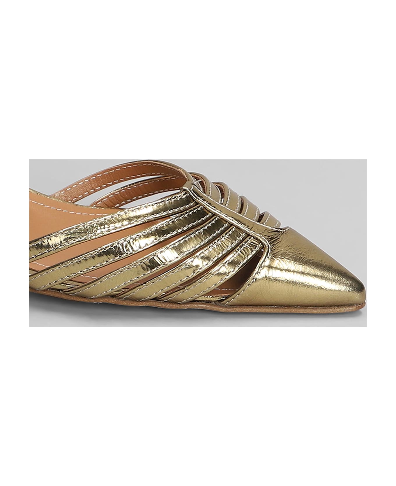 Julie Dee Pumps In Gold Leather - gold