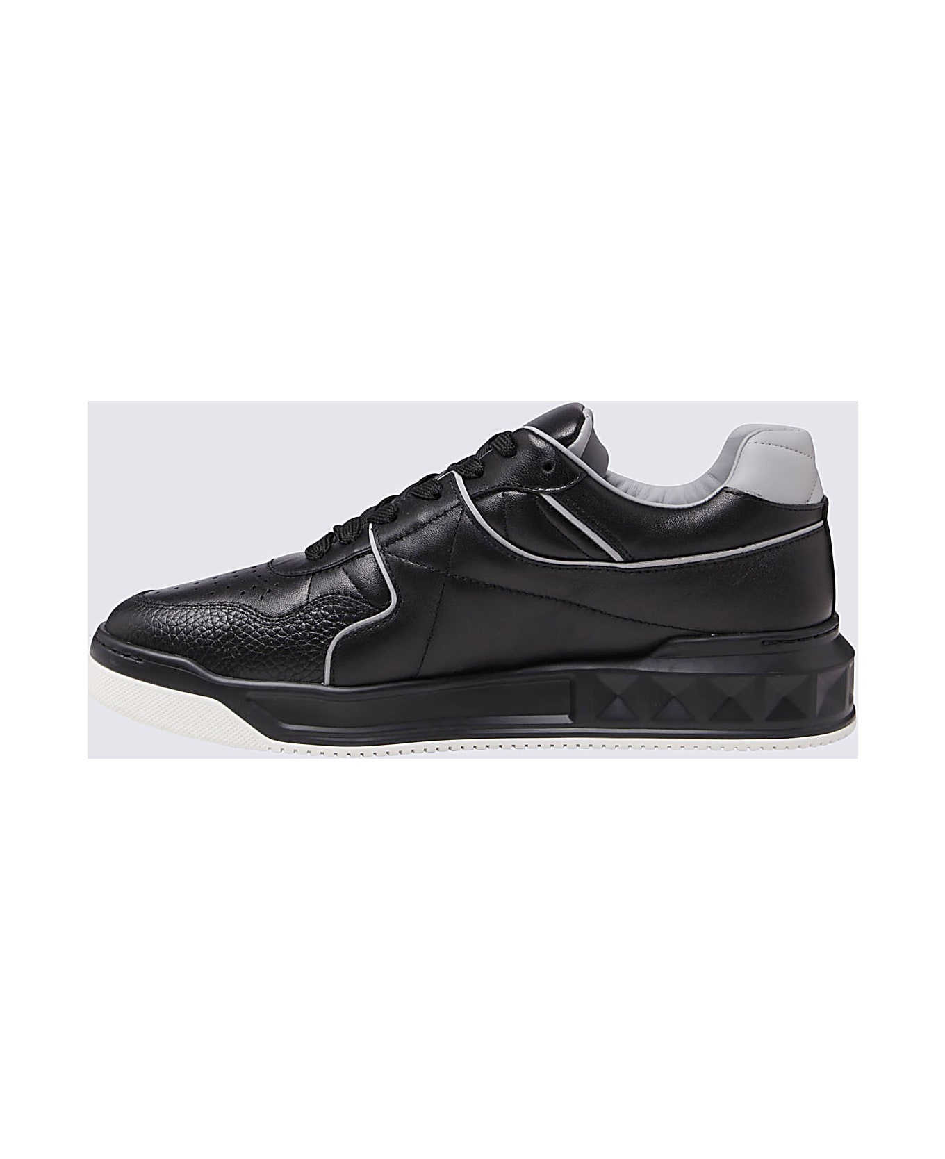 Valentino Garavani Black Leather Low Top One Stud Sneakers - Black