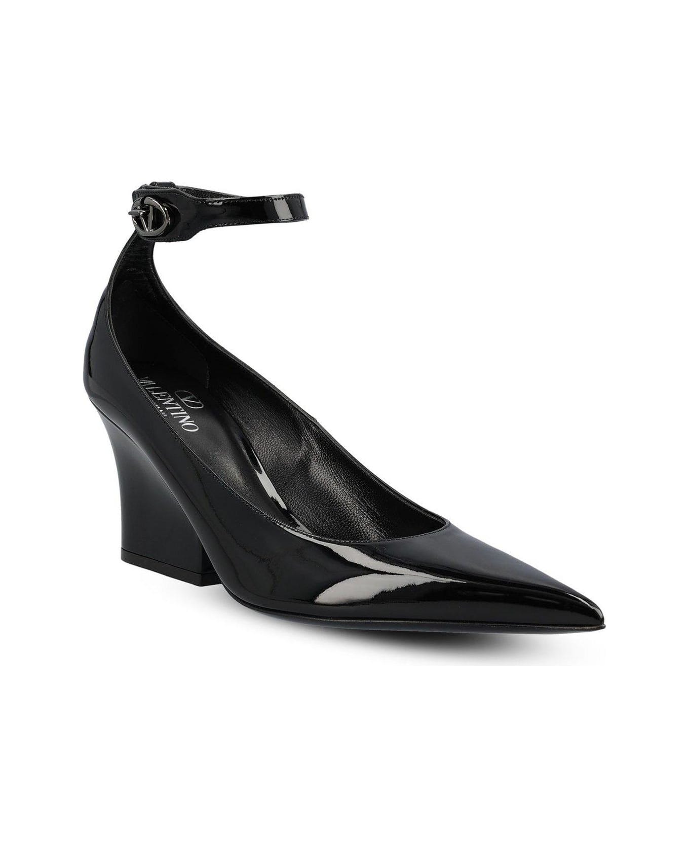 Valentino Garavani Logo Plaque Pointed Toe Pumps - Black