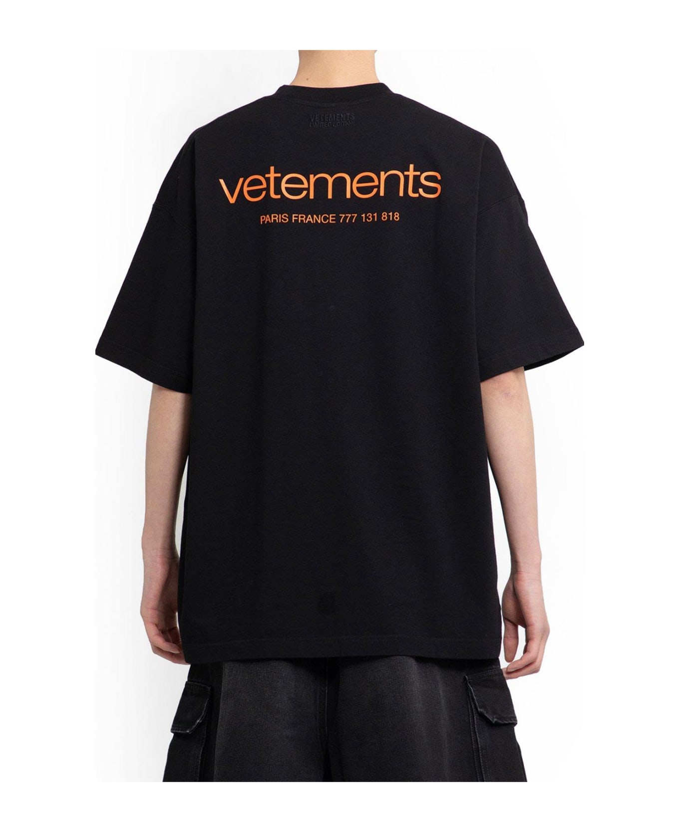 VETEMENTS Logo Printed Round Neck T-shirt - Black