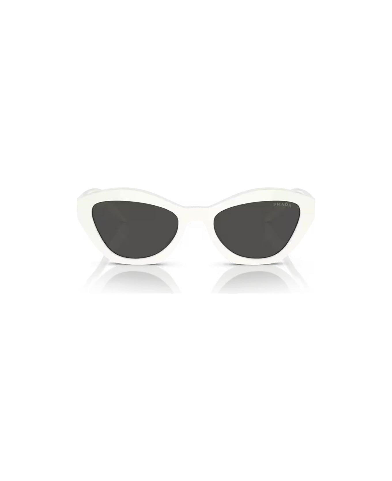 Prada Eyewear Cat-eye Frame Sunglasses Sunglasses - 17K08Z White サングラス