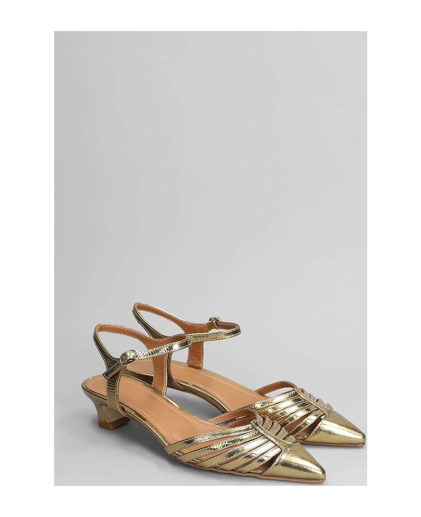 Julie Dee Pumps In Gold Leather - gold