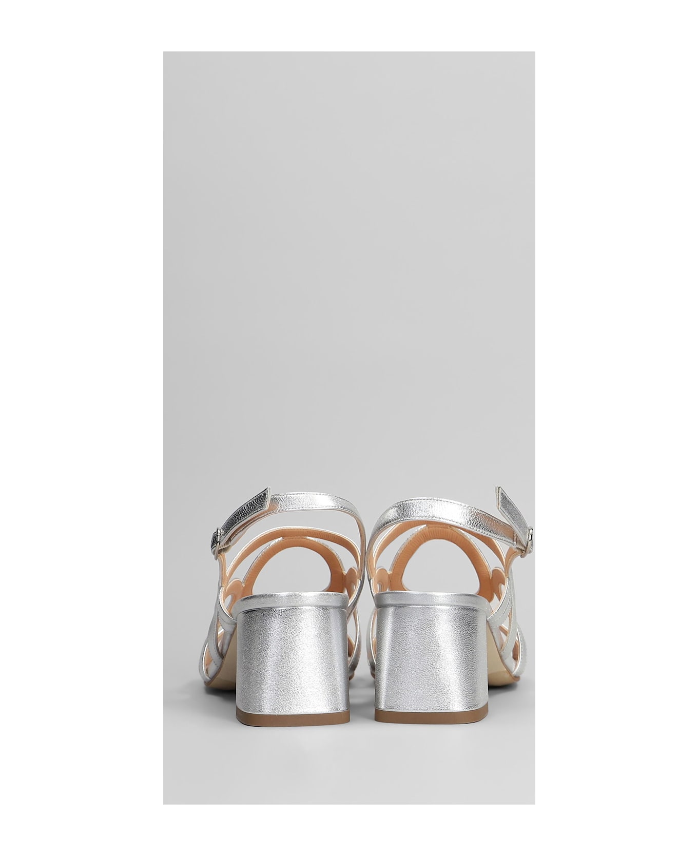 Julie Dee Pumps In Silver Leather - silver