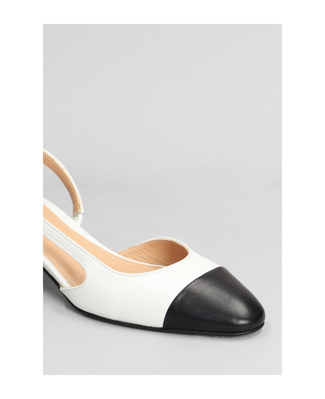 Julie Dee Pumps In White Leather - white