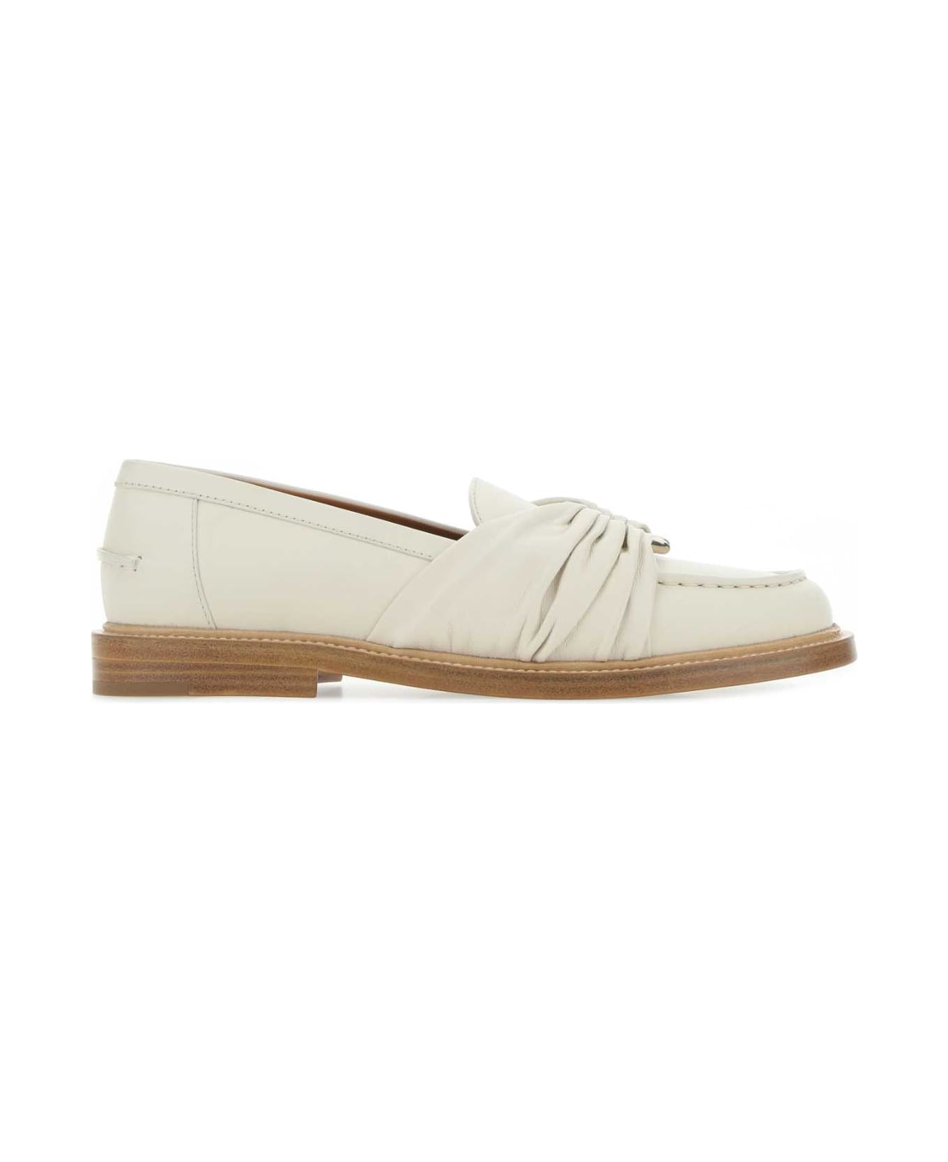 Chloé Ivory Leather Loafers - 122 フラットシューズ