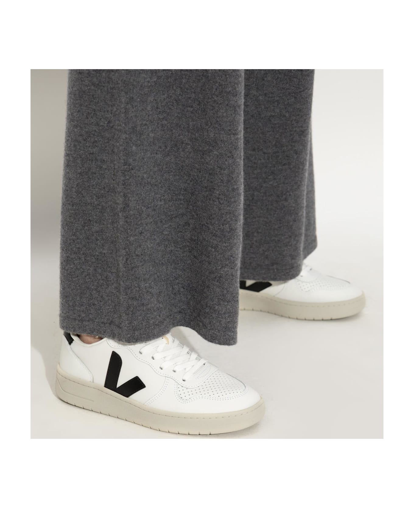 Veja Sports Shoes 
v-10 Prime Leather
 - Extra White Black