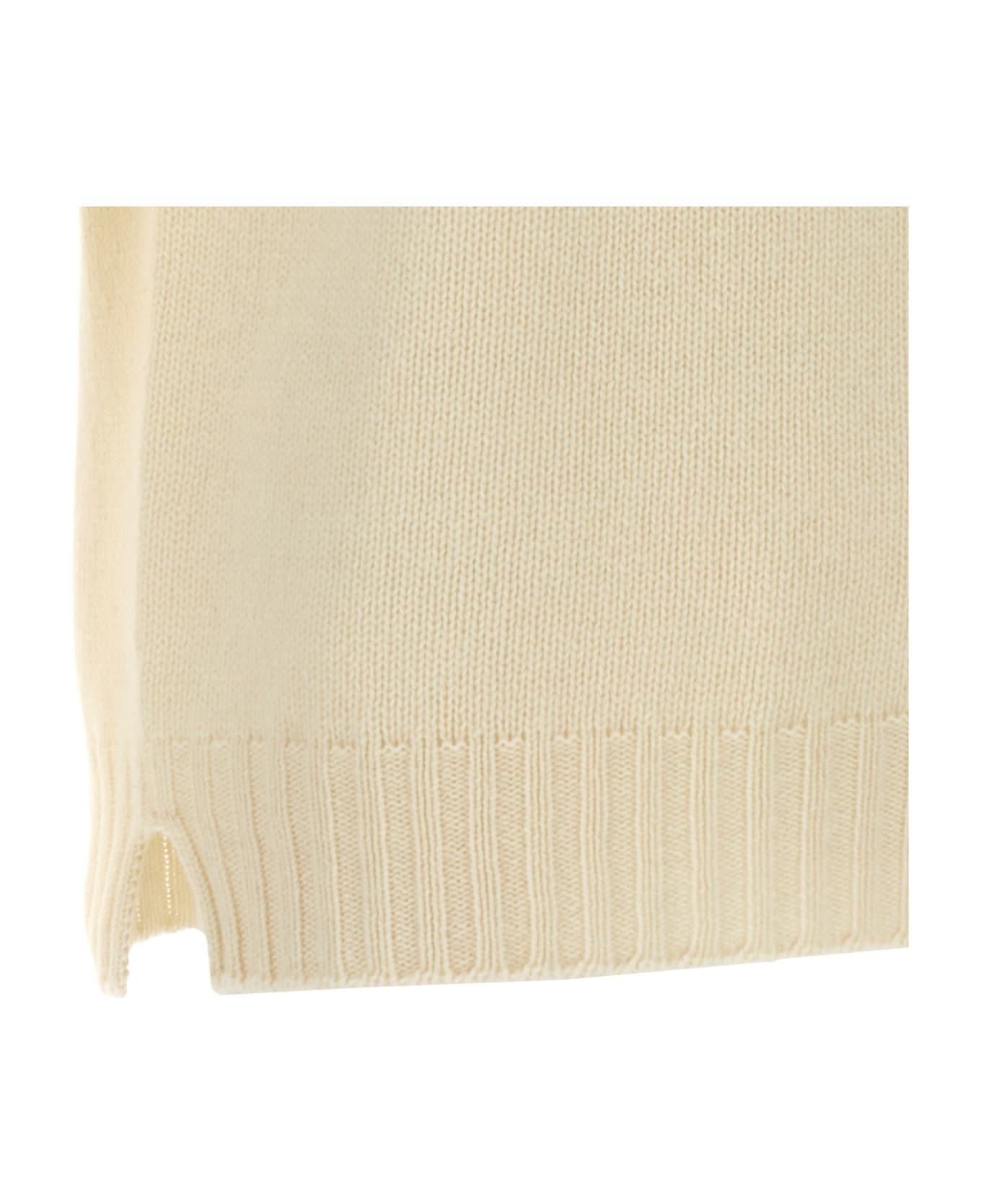 Ma
ry
ya High Neck Sweater - White