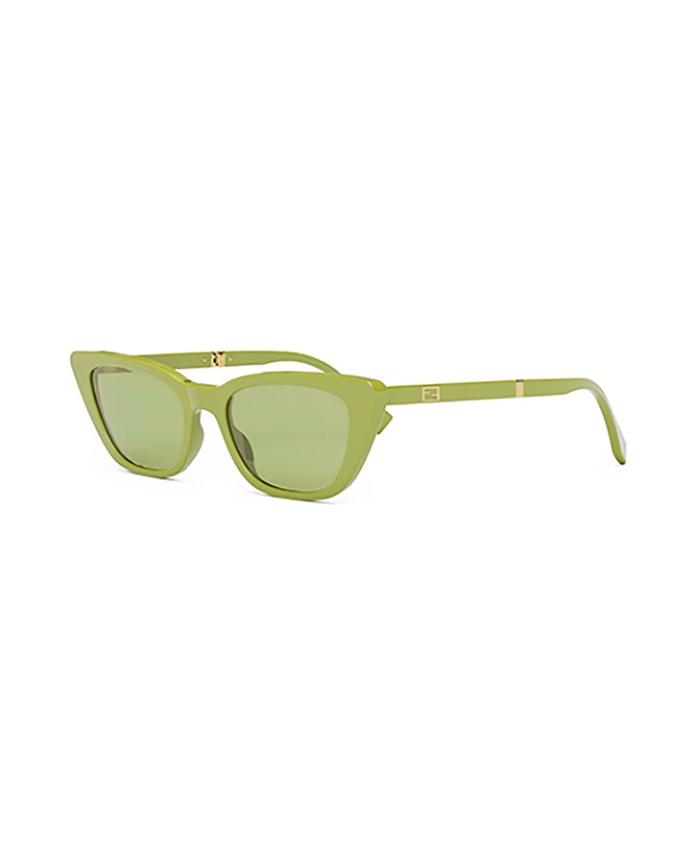 Fendi Eyewear Cat-eye Frame Sunglasses - 39l