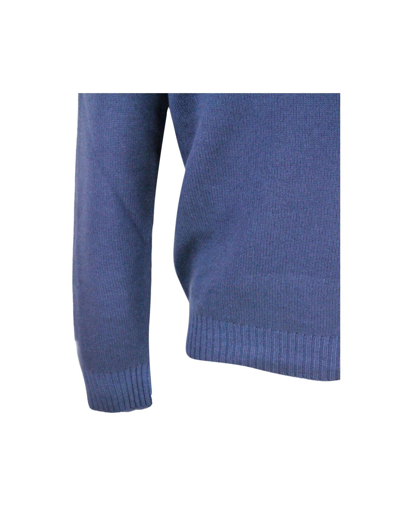 Malo Long-sleeved V-neck Sweater In 100% Fine And Soft Virgin Wool With English Rib Knit On The Neckline And Cuffs - Blu
