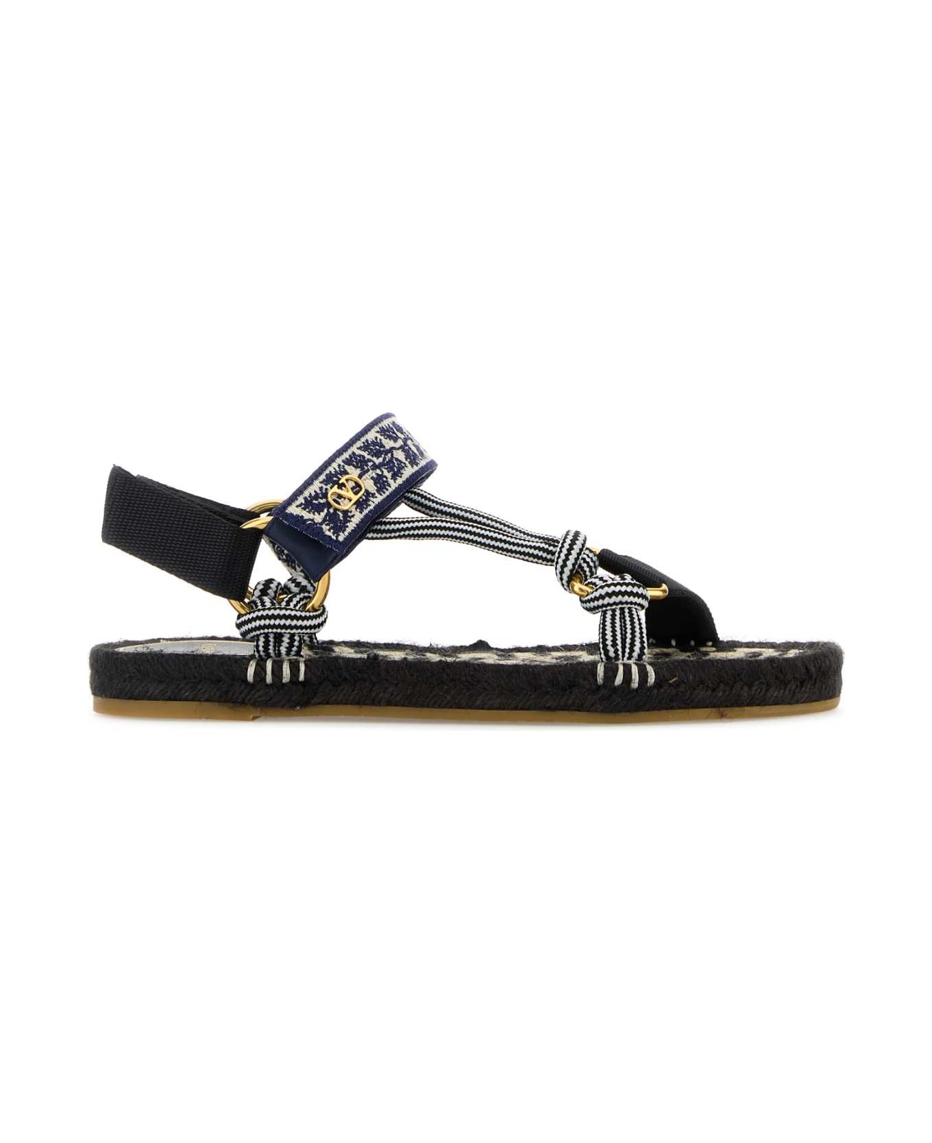 【関税＆送料込み】Valentino Garavani Sandali In Pelle Con Valentino Garavani Embroidered Fabric Lake Powell Sandals