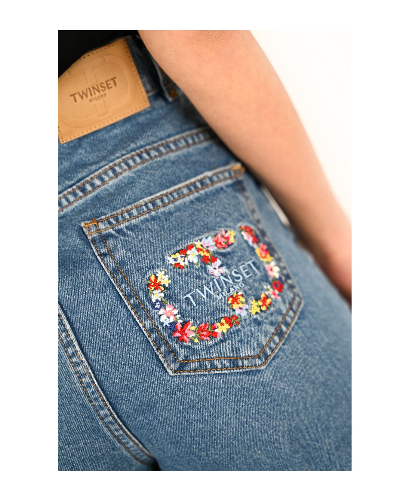 TwinSet Slim Fit Jeans With Floral Oval T - Denim ボトムス