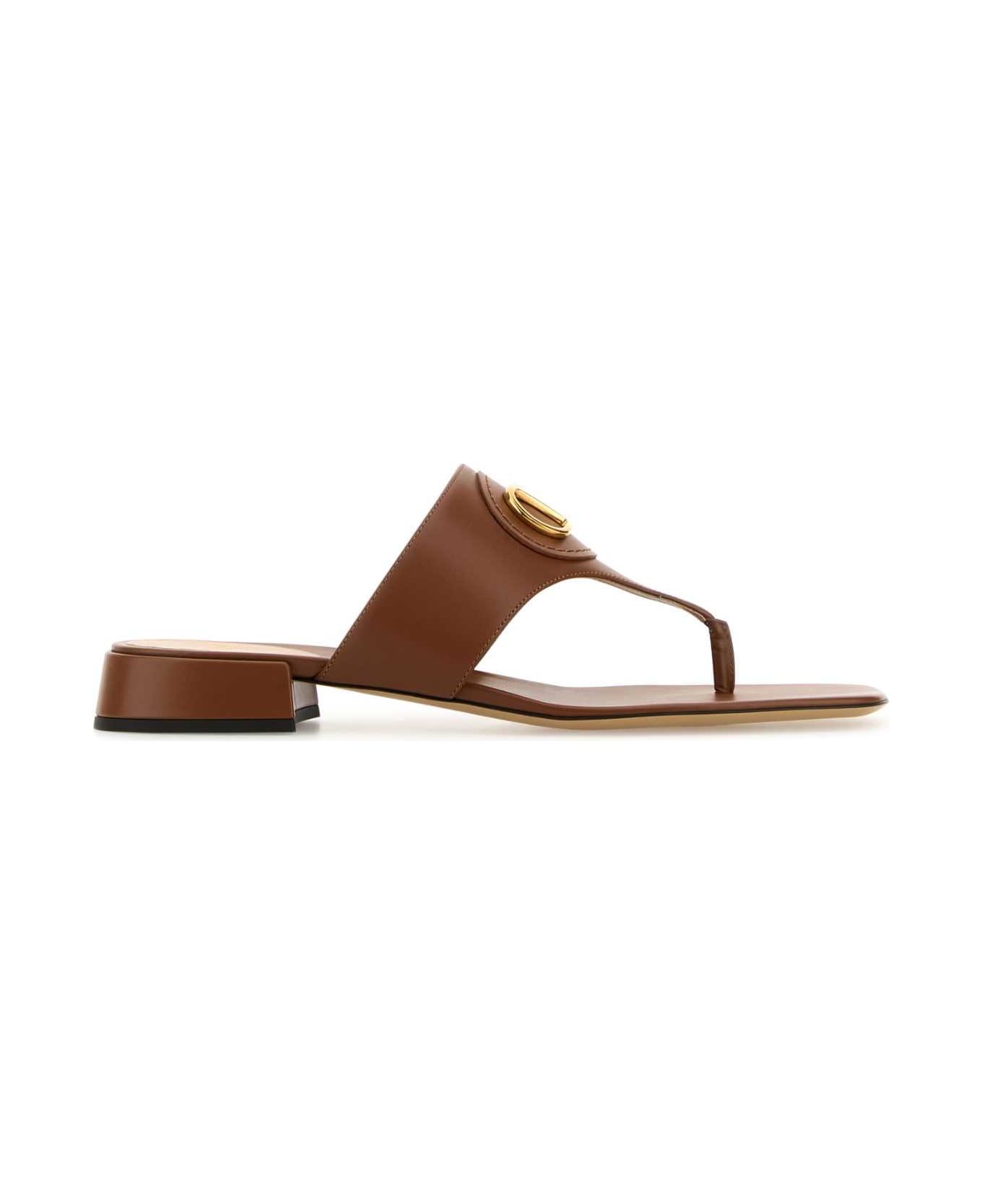 Valentino Garavani Caramel Leather Vlogo Thong - TOBACCO