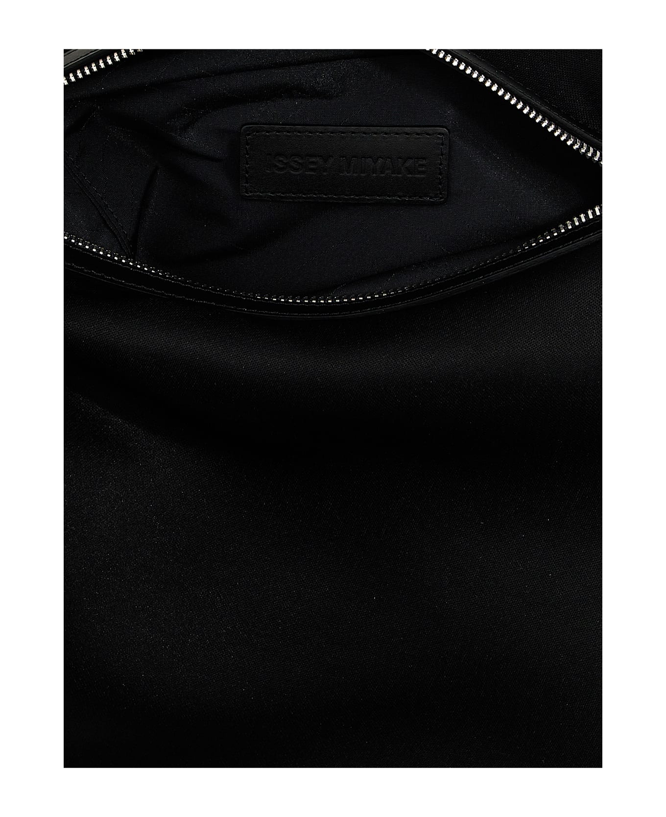ショルダーバッグ・ポシェット ISSEY MIYAKE 'Enveloping square' shoulder bag ISSEY MIYAKE Black Enveloping Square Bag Issey Miyake Men