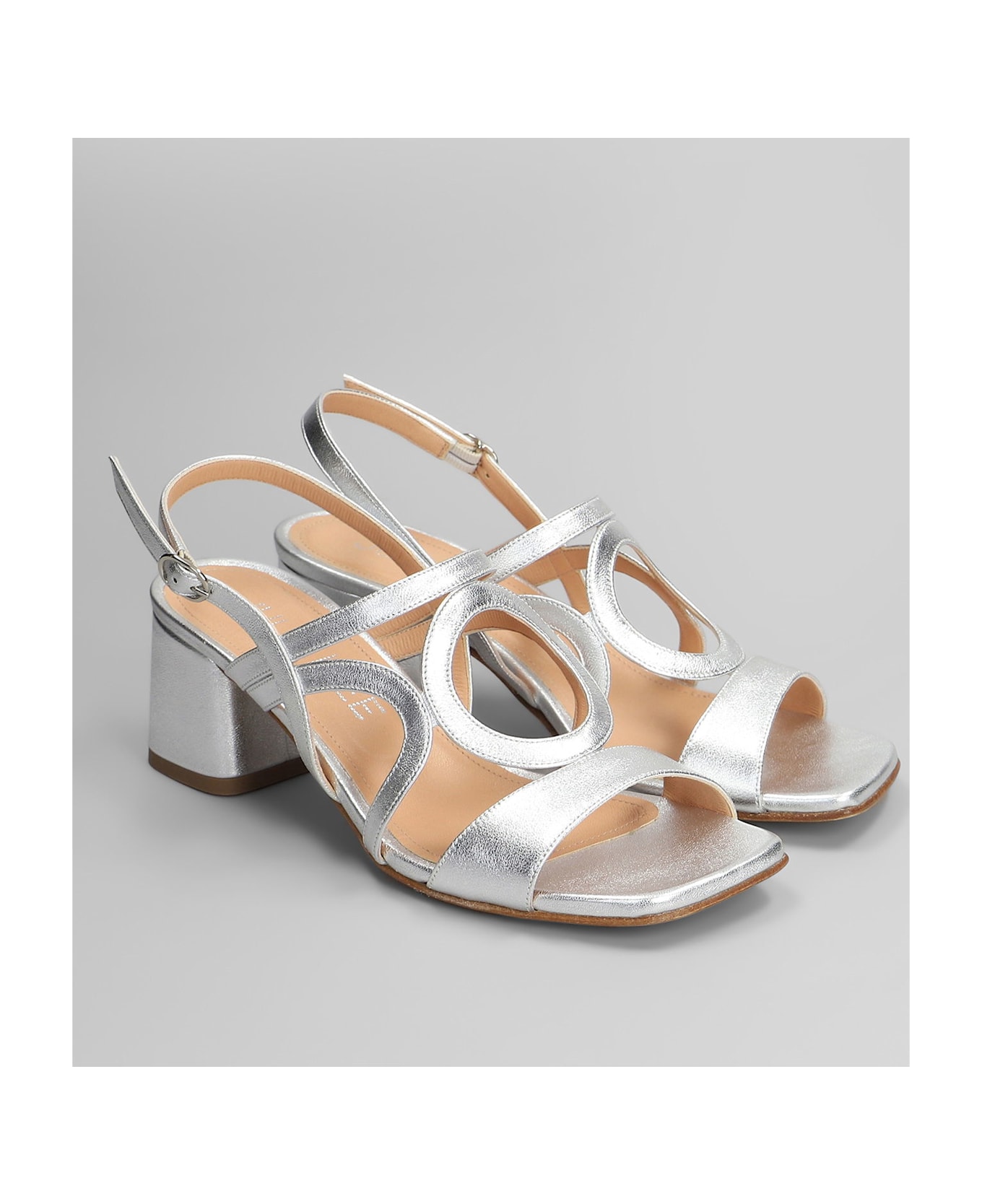 Julie Dee Pumps In Silver Leather - silver
