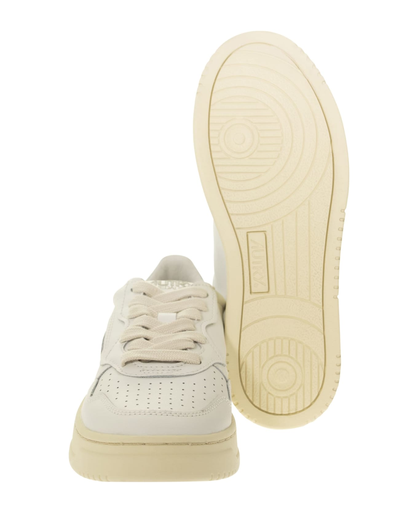 Autry Medalist Low Sneakers In White And Silver Leather - Bianco