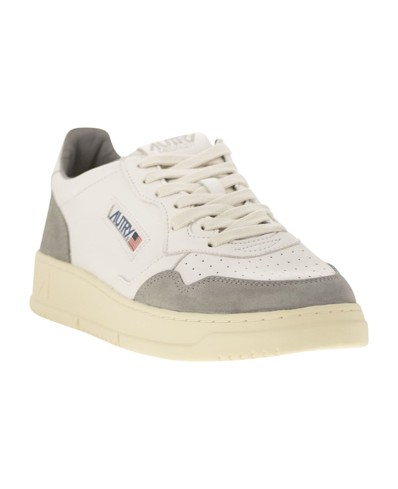 Autry Medalist Low - Sneakers In Goatskin And Suede - White/grey