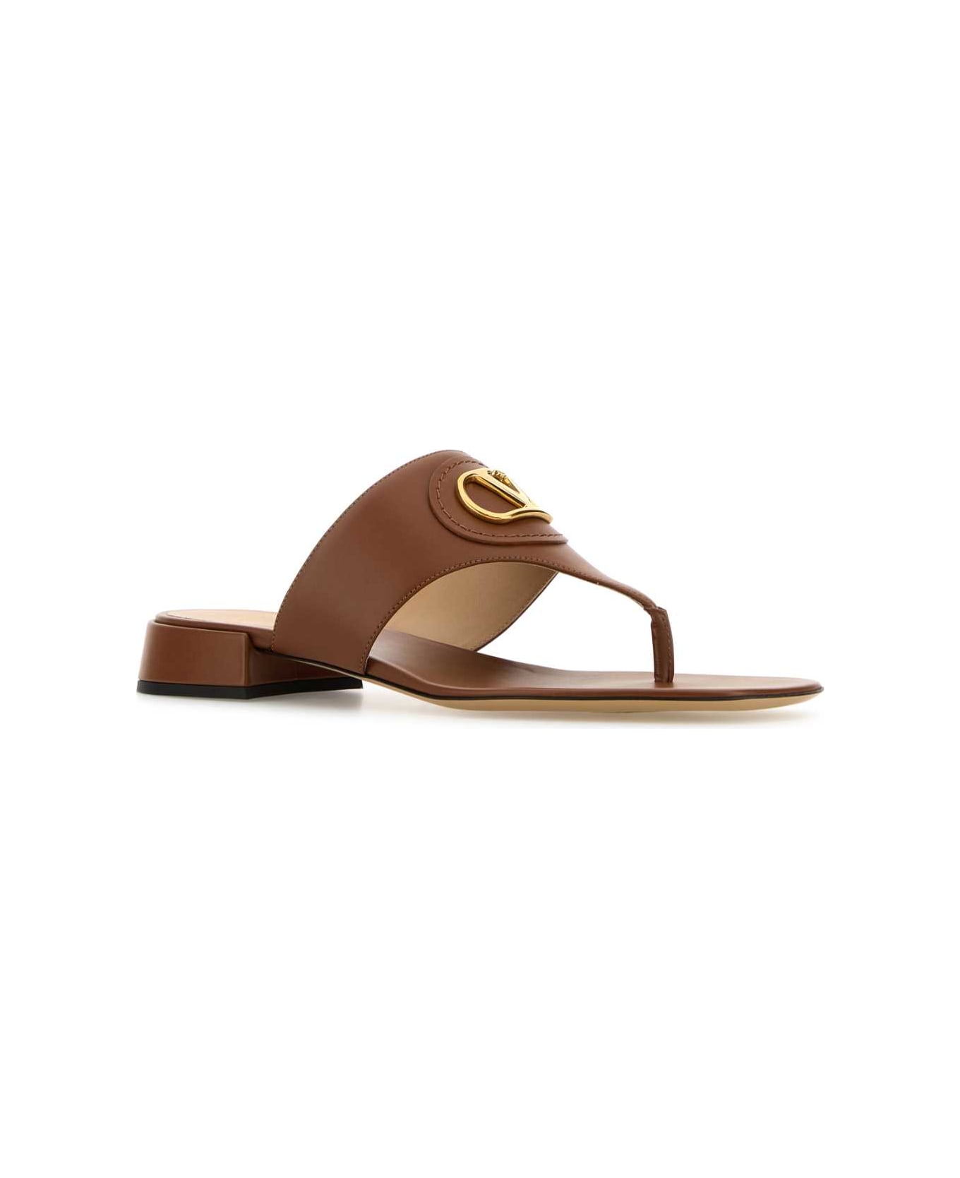 Valentino Garavani Caramel Leather Vlogo Thong - TOBACCO