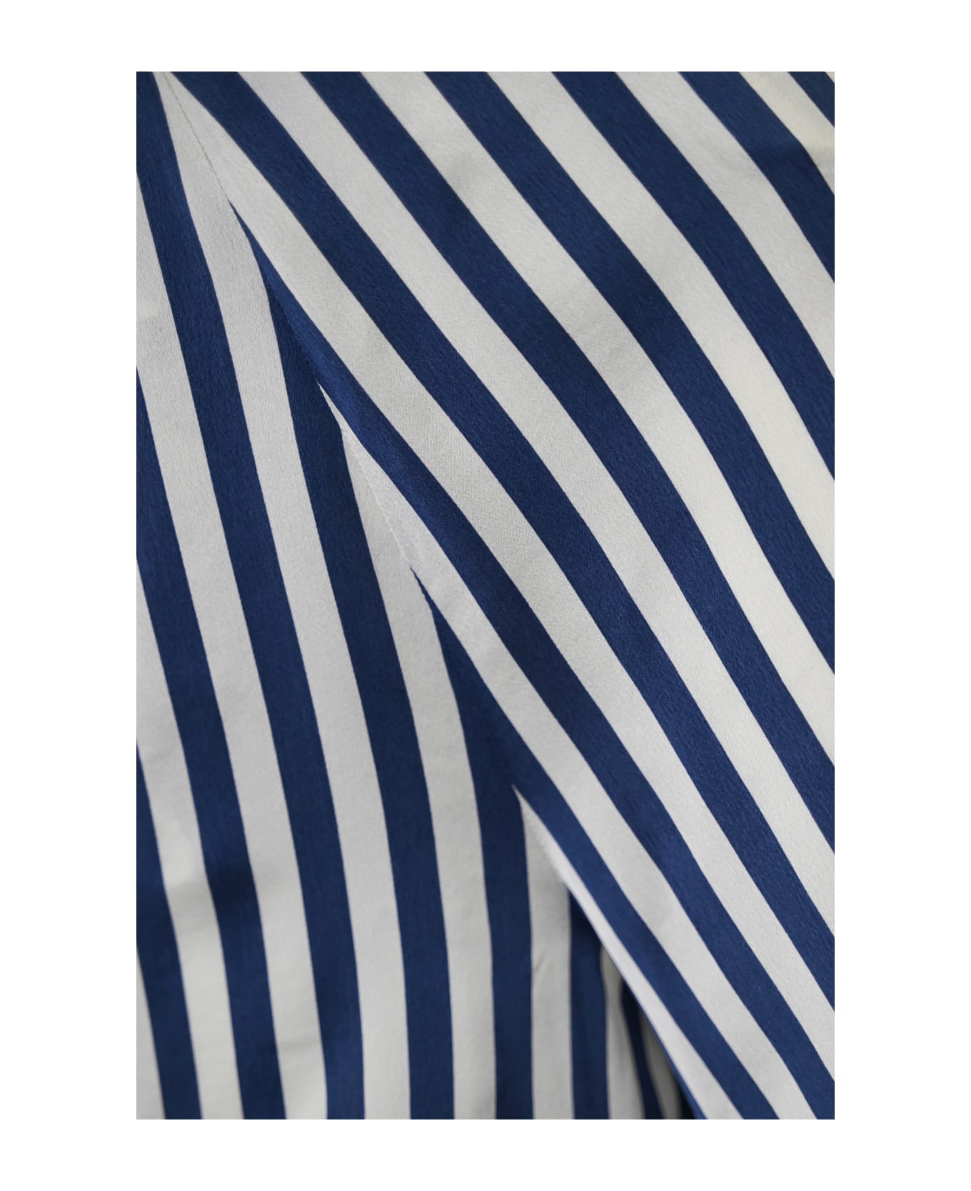 MVP Wardrobe Le Galion Shorts In Viscose - Cream/deep blue