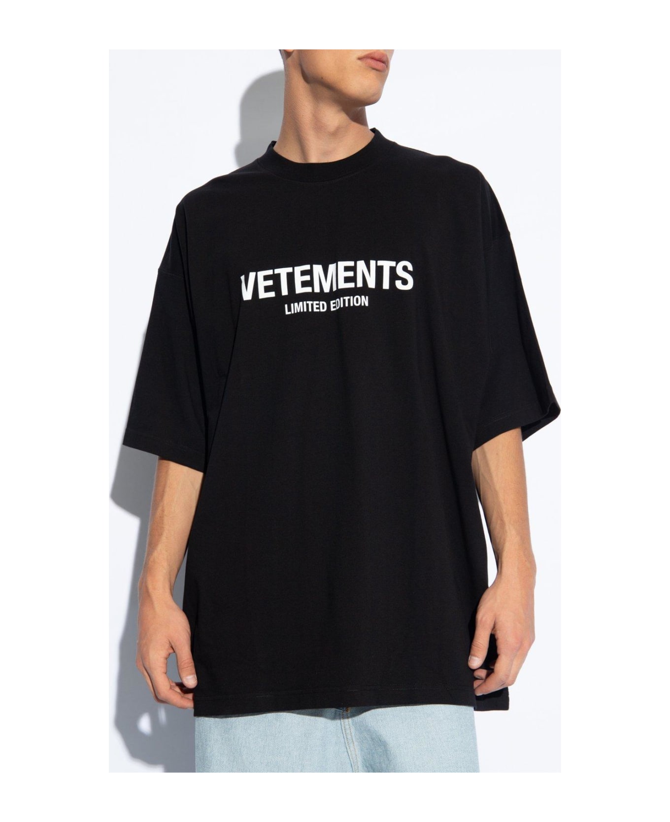VETEMENTS Logo Printed Crewneck T-shirt - Black