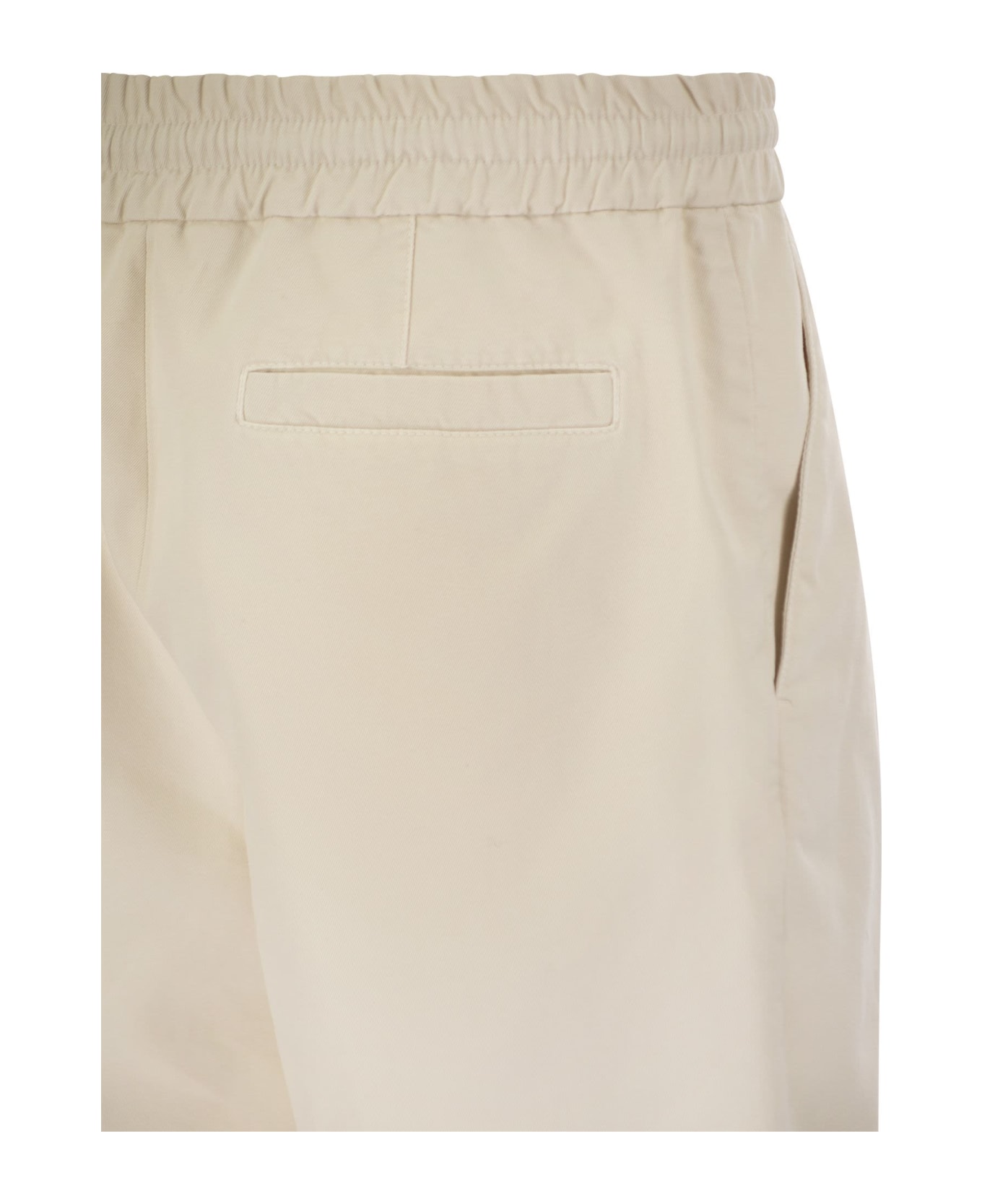 Brunello Cucinelli Bermuda Shorts In Garment-dyed Cotton Gabardine With Drawstring And Double Darts - White ショートパンツ