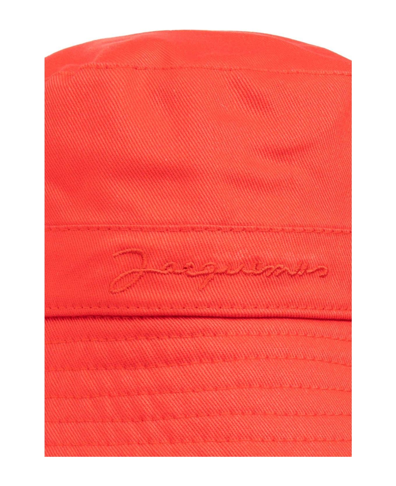 Jacquemus L'enfant Logo Embroidered Narrow Brim Bucket Hat - RED アクセサリー＆ギフト