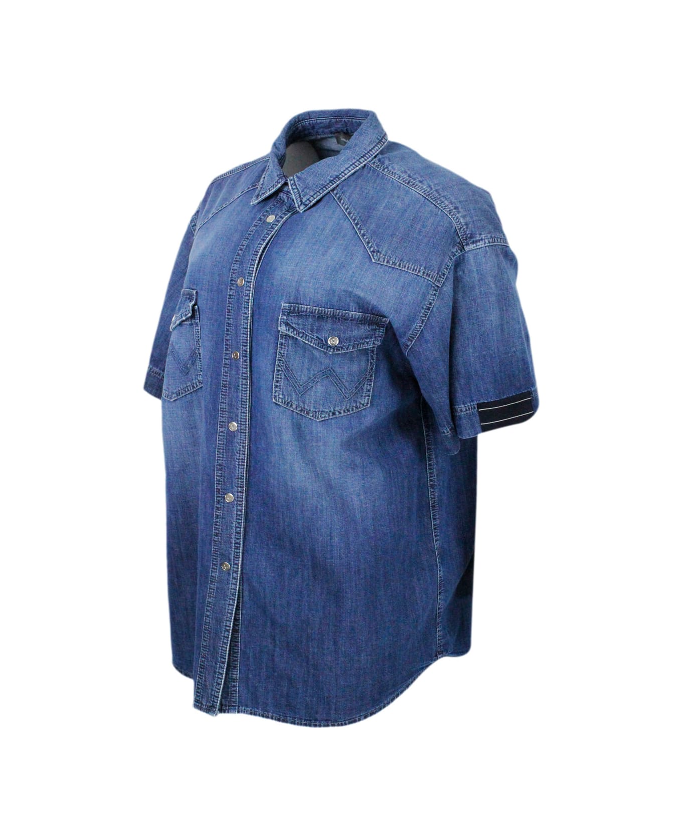 Lorena Antoniazzi Long Shirt In Light Chambray Denim Cotton With Short Sleeves With Button Closure And Patch Pockets, Details On The Sleeves - Denim シャツ